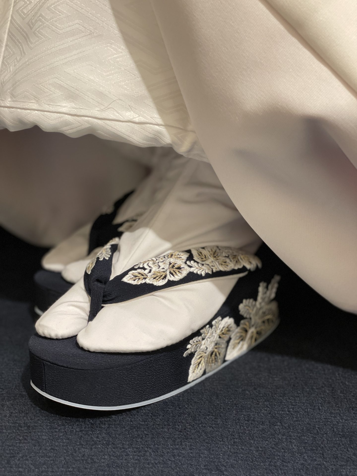 お色直しのコーディネートとして、赤地の色打掛に合わせた藍色の草履