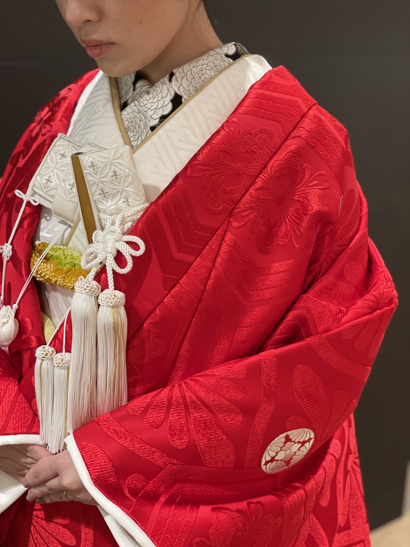 唐織で描かれた亀甲文様が美しいザ・トリート・ドレッシング大阪おすすめの赤地の色打掛