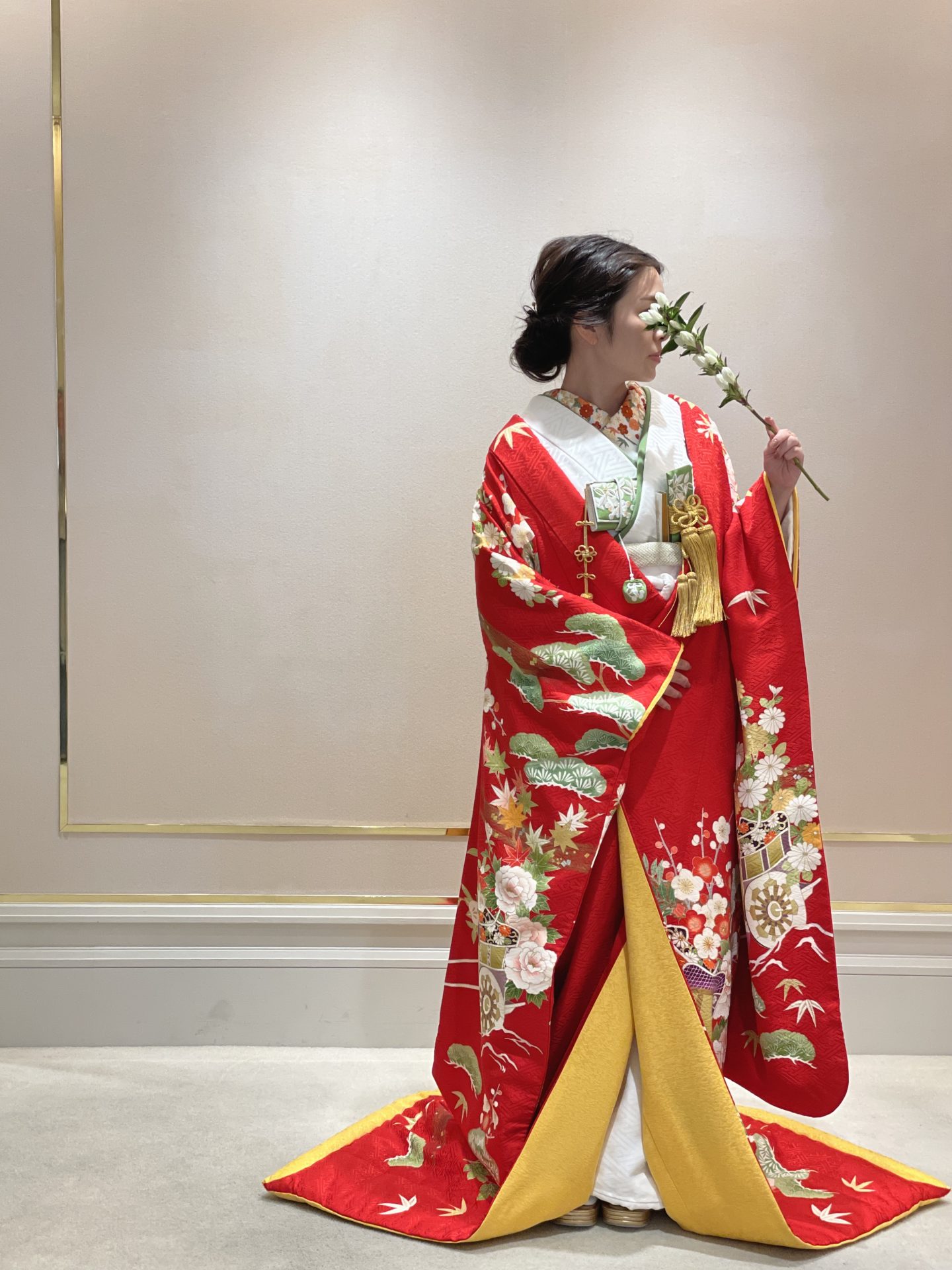 ザ・ガーデン・オリエンタル大阪におすすめの手描き友禅の赤地の色打掛