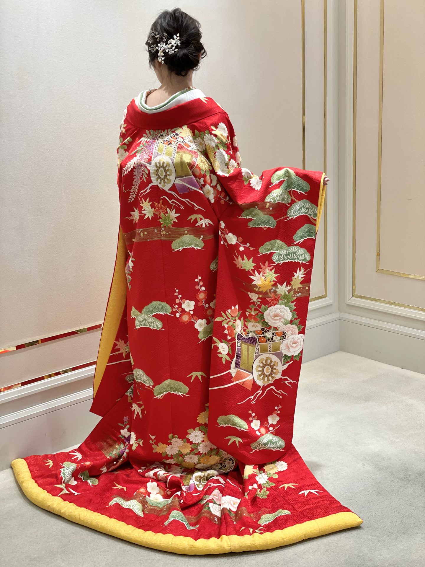 花車、御所車の柄行が美しいザ・トリート・ドレッシング大阪店のおすすめの赤地の色打掛