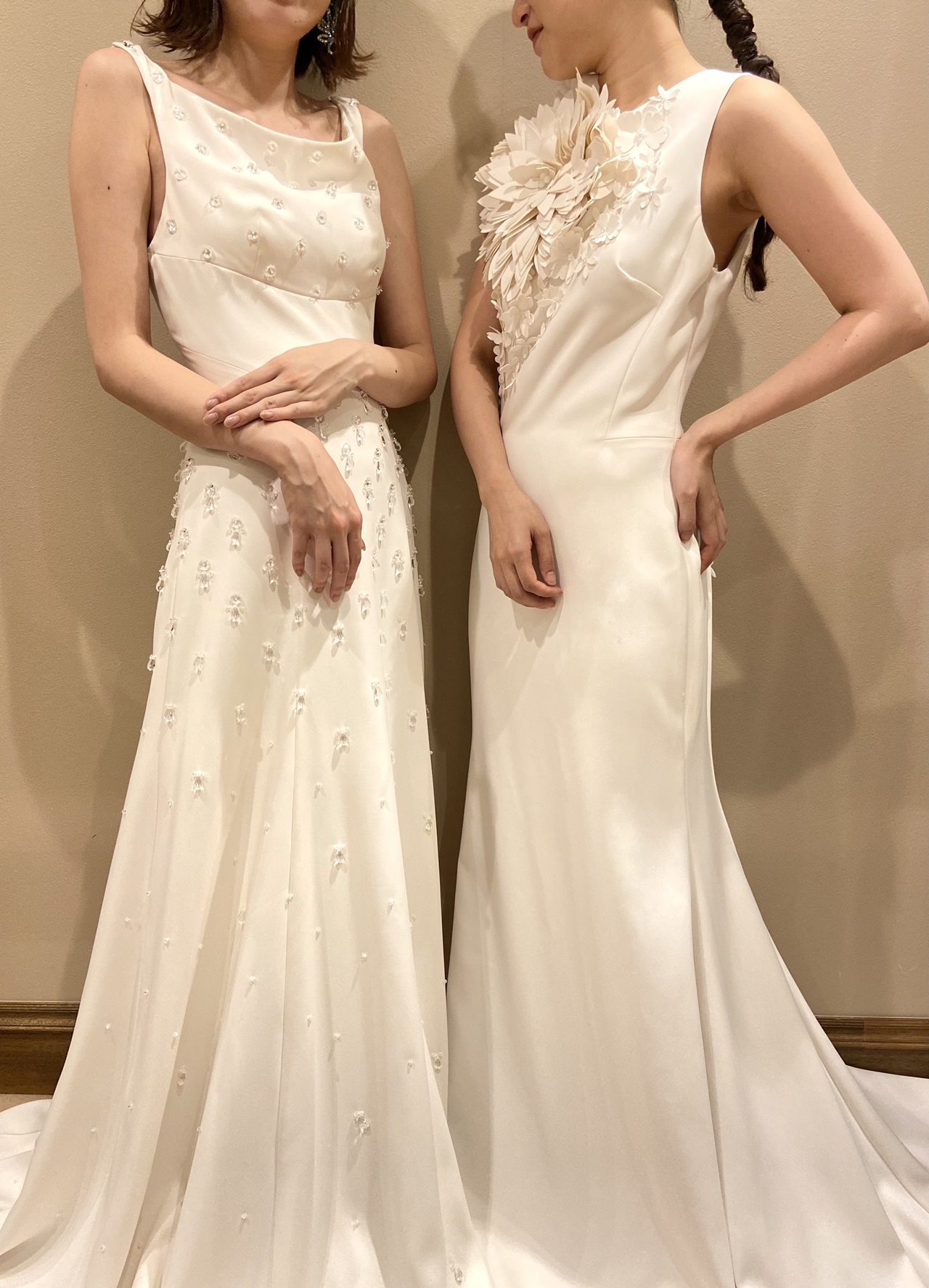 個性的なデザインを得意とするヴィクター アンド ロルフ マリアージュのドレスを身に纏った2人のご新婦様