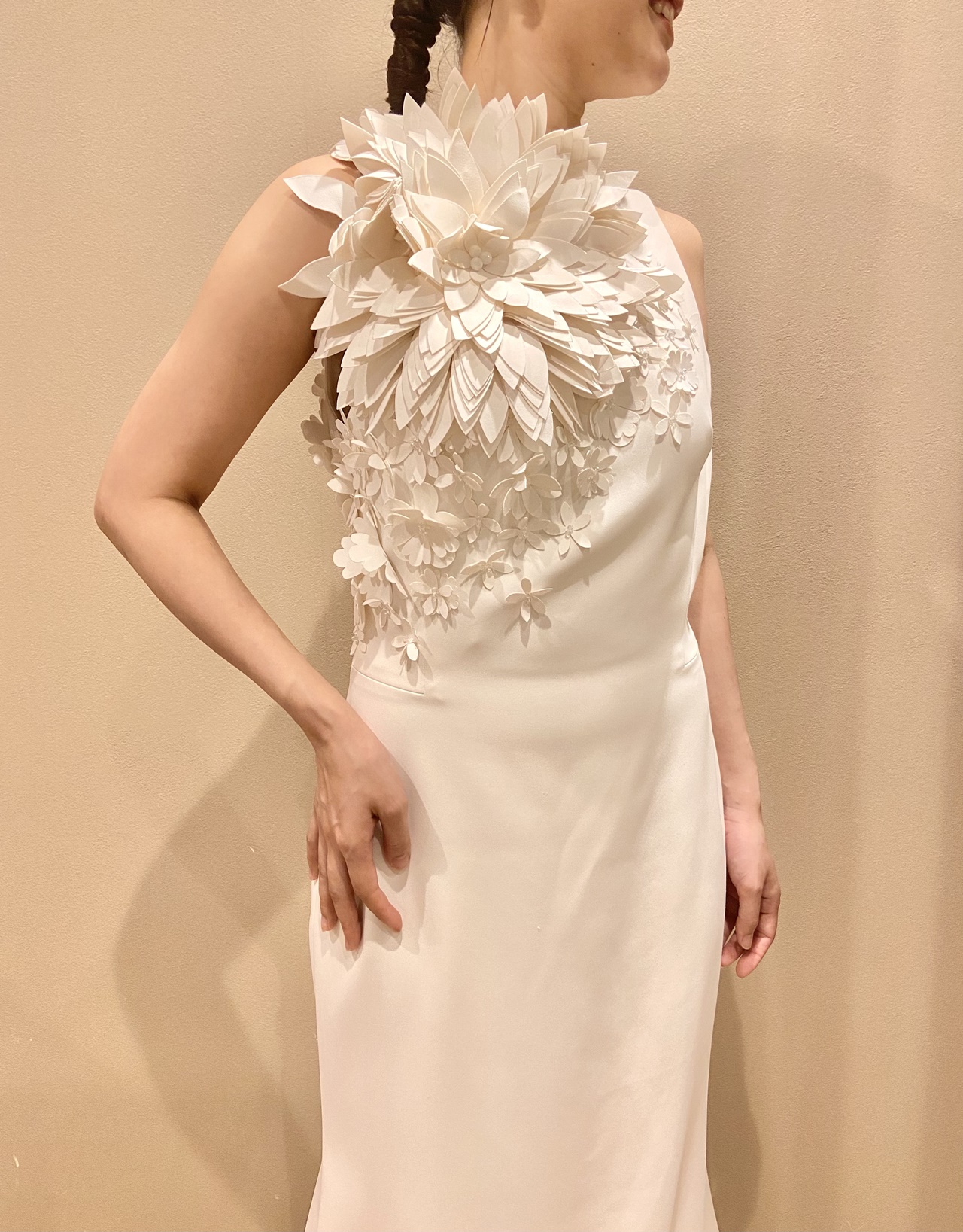 胸元に華やかな立体的なお花モチーフがエレガントな印象のウエディングドレス