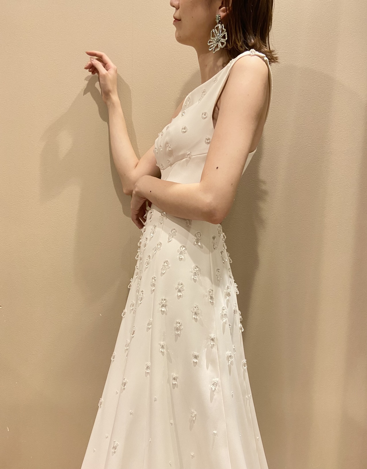 サイドのなだらかなシルエットが女性らしい曲線美を描く一着