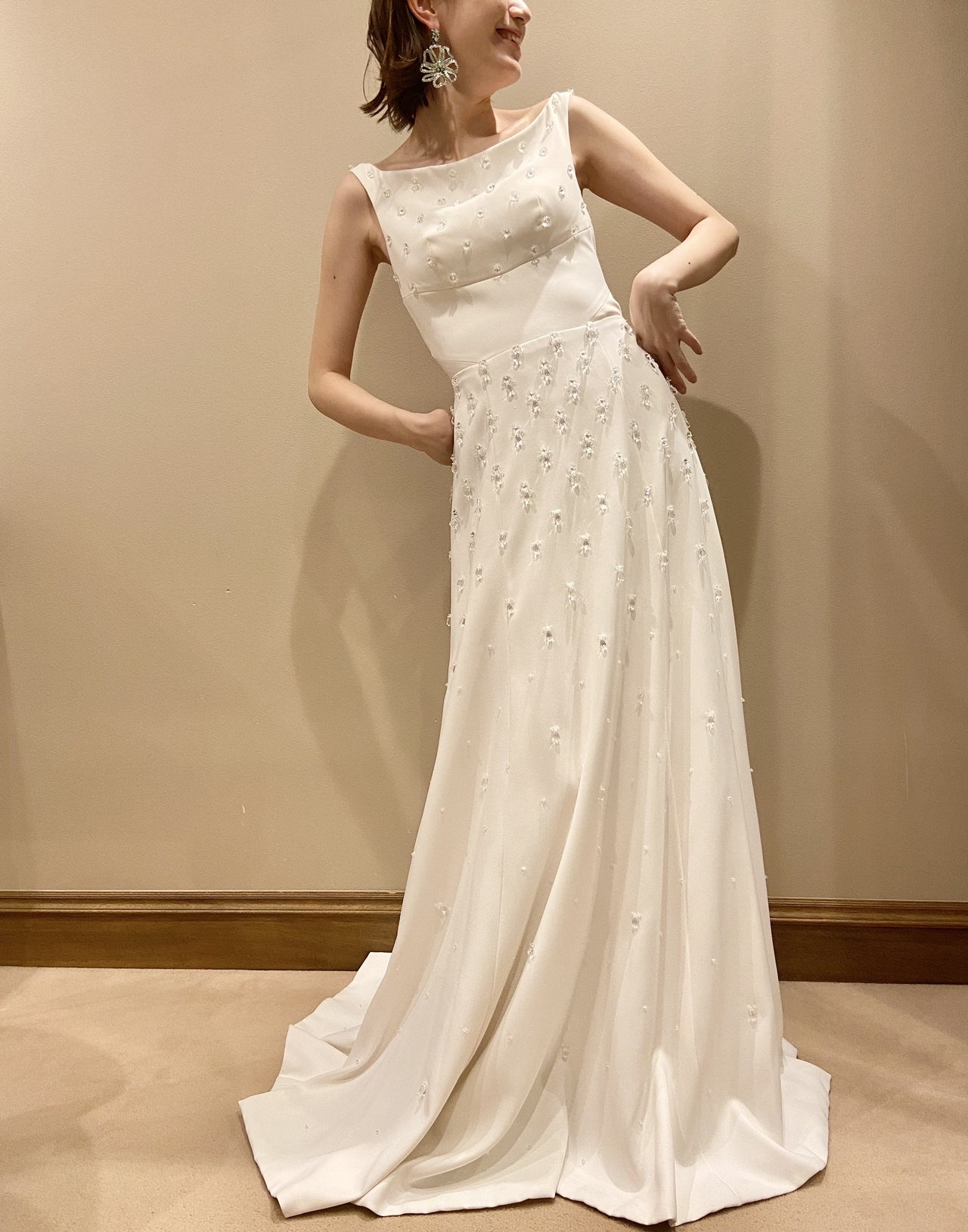 クリアビジューのドレスを身に纏いとても嬉しそうにほほ笑み今にも踊りだしてしまいそうなご新婦様