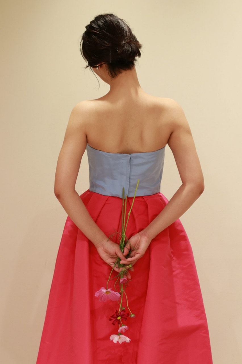 トリートドレッシングに入荷したモニークルイリエの新作のカラードレスはぱっと目を引く色鮮やかで、写真にもよく映えるキャッチーなドレスです