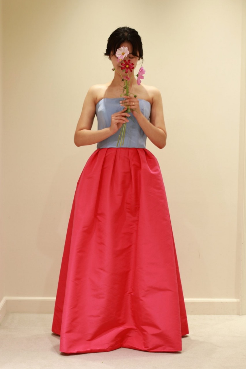 お色直しに人気のピンク色のカラードレスは、水色とのバイカラーのドレスをお選びいただくでトレンド感溢れるモダンなスタイルが叶います