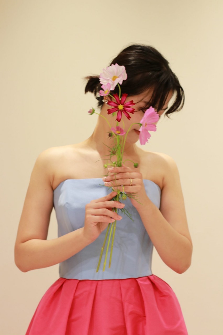 アメリカ発祥のインポートブランド、モニークルイリエの新作カラードレスは、ピンクと水色の二色使いのドレスで、トレンド感あるお洒落なお色直しを叶えてくれます