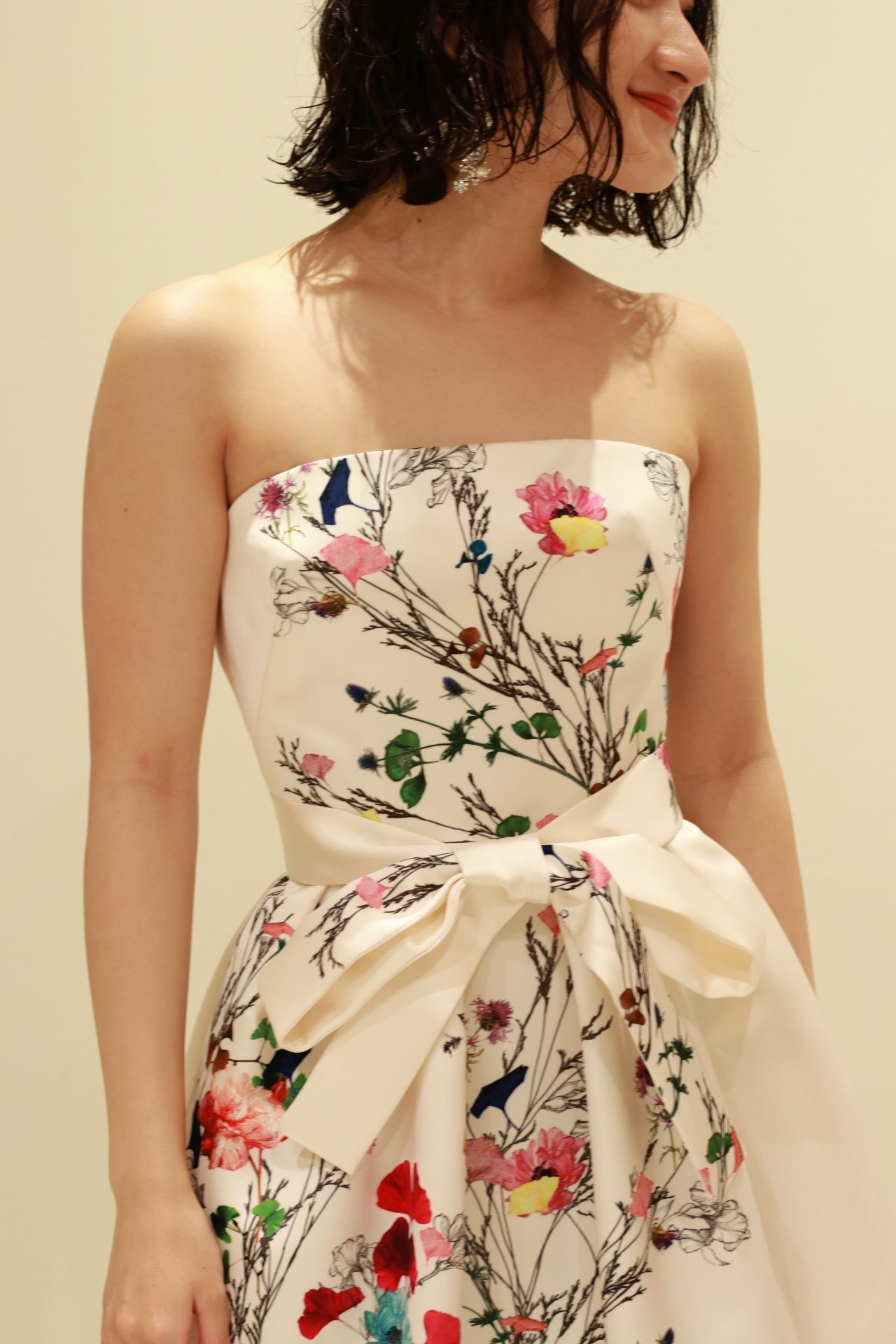 お洒落な花嫁に人気のモニークルイリエよりトリートのアディション店に届いた新作カラードレスは、白地に花柄のプリントのカラードレスです