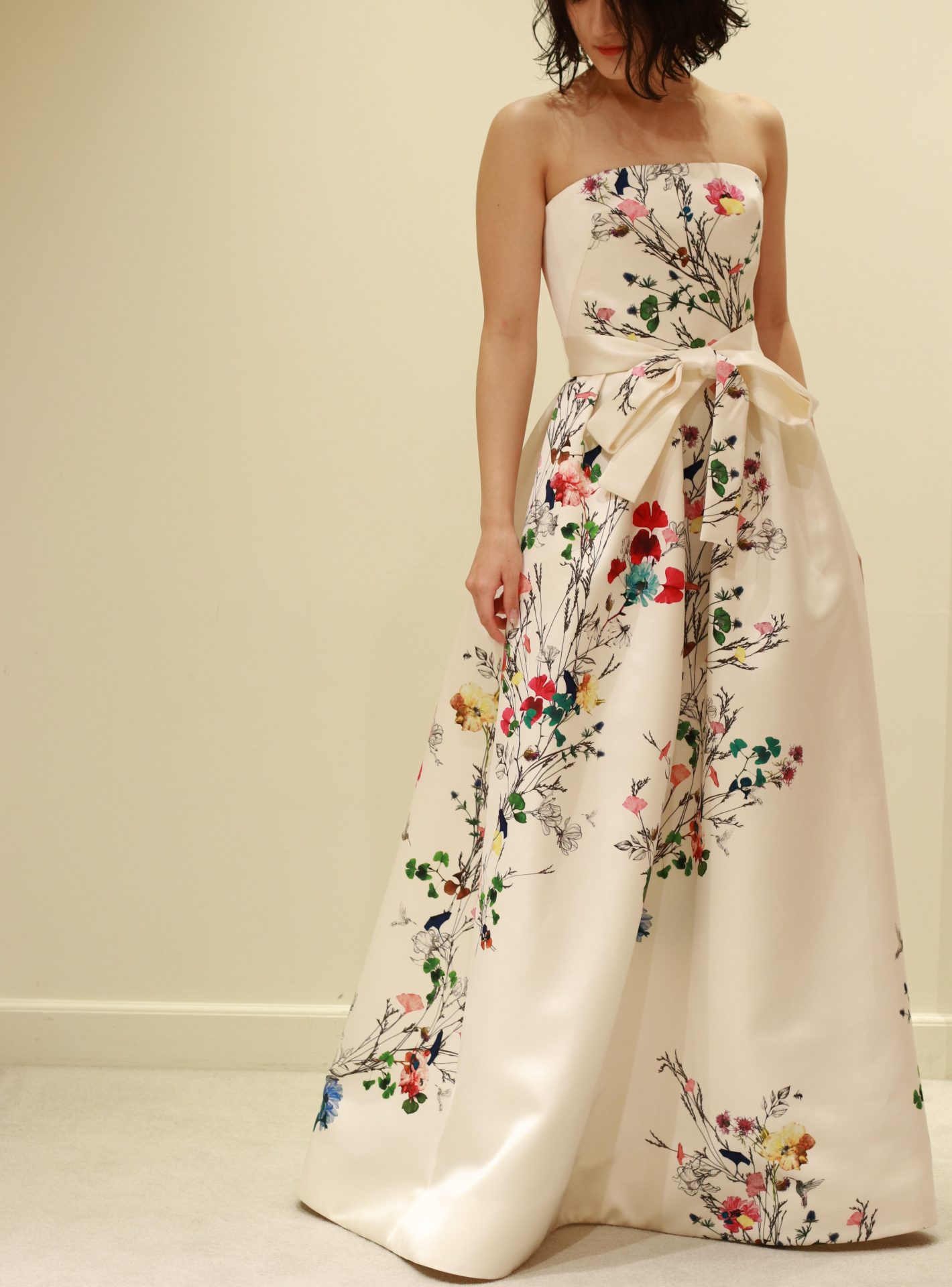 お洒落な花嫁に人気のモニークルイリエよりトリートのアディション店に届いた新作カラードレスは、白地に花柄のプリントのカラードレスです