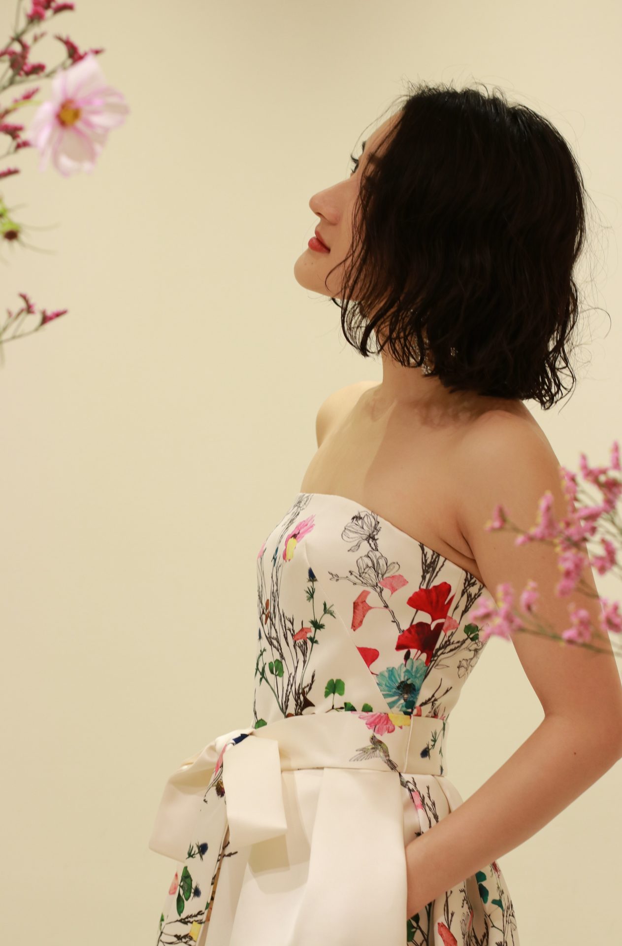 パレスホテル東京、赤坂プリンスクラシックハウス、アンダーズ東京の提携ドレスショップ、ザトリートドレッシングアディション店に入荷したモニークルイリエの新作カラードレスは、女性らしい柔らかな質感で、幸福感溢れる花柄のカラードレスです