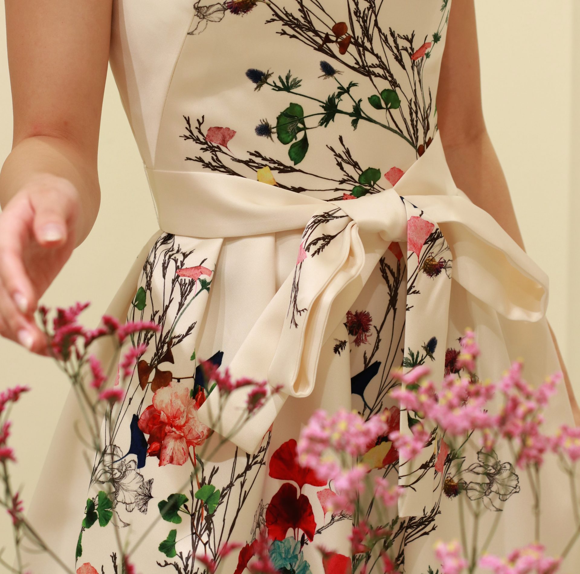 ウエストに大きなリボンがポイントのモニークルイリエのカラードレスは、女性らしいシルエットを際立たせ、スタイルよくみせてくれる一着です