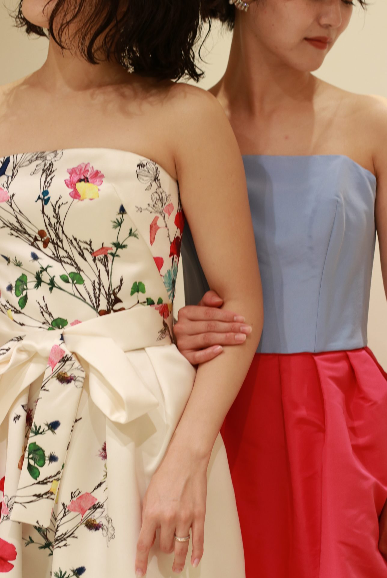 トリートドレッシングに入荷したモニークルイリエの新作のカラードレスは、ぱっと目を引く色鮮やかで華やかなドレスで、ホテルウェディングなどの広い会場でも存在感を放ちます