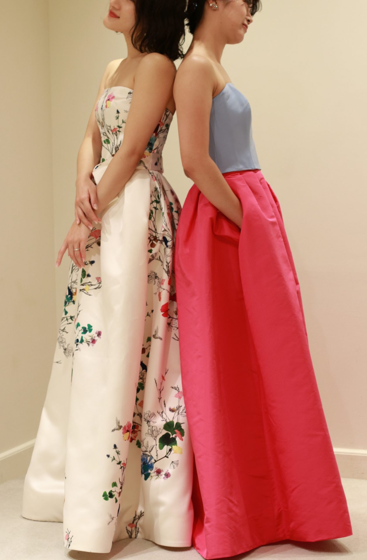 東京表参道の人気ドレスショップTHETREATDRESSINGアディション店ではお色直しや前撮りなどで写真映えするお洒落なカラードレスをご用意しております