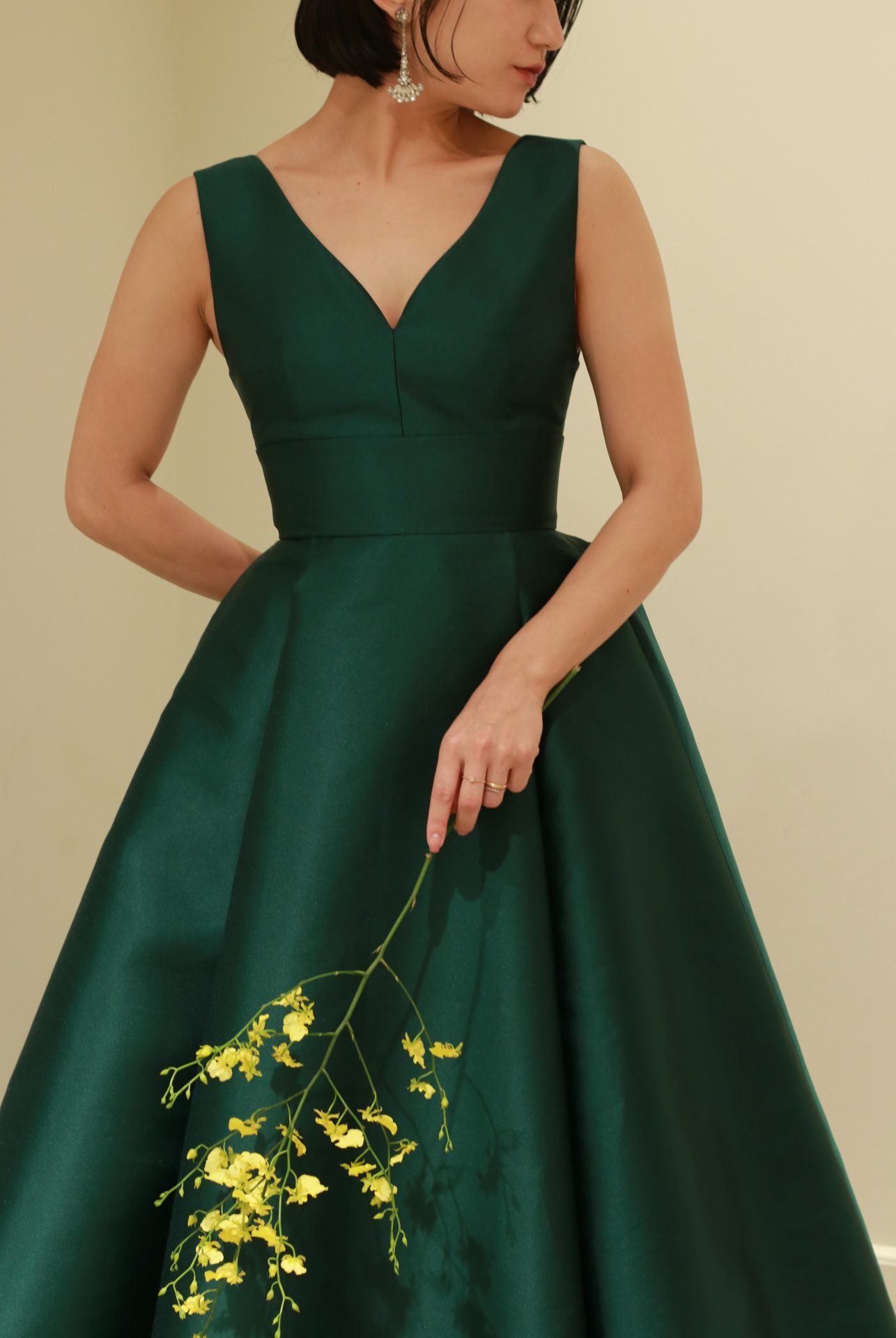 トリートドレッシングのオリジナルブランド、トリートメゾンが製作したイヤリングは、程よいボリューム感とスワロフスキーの繊細な輝きで、お顔周りを女性らしく華やかな印象に魅せます