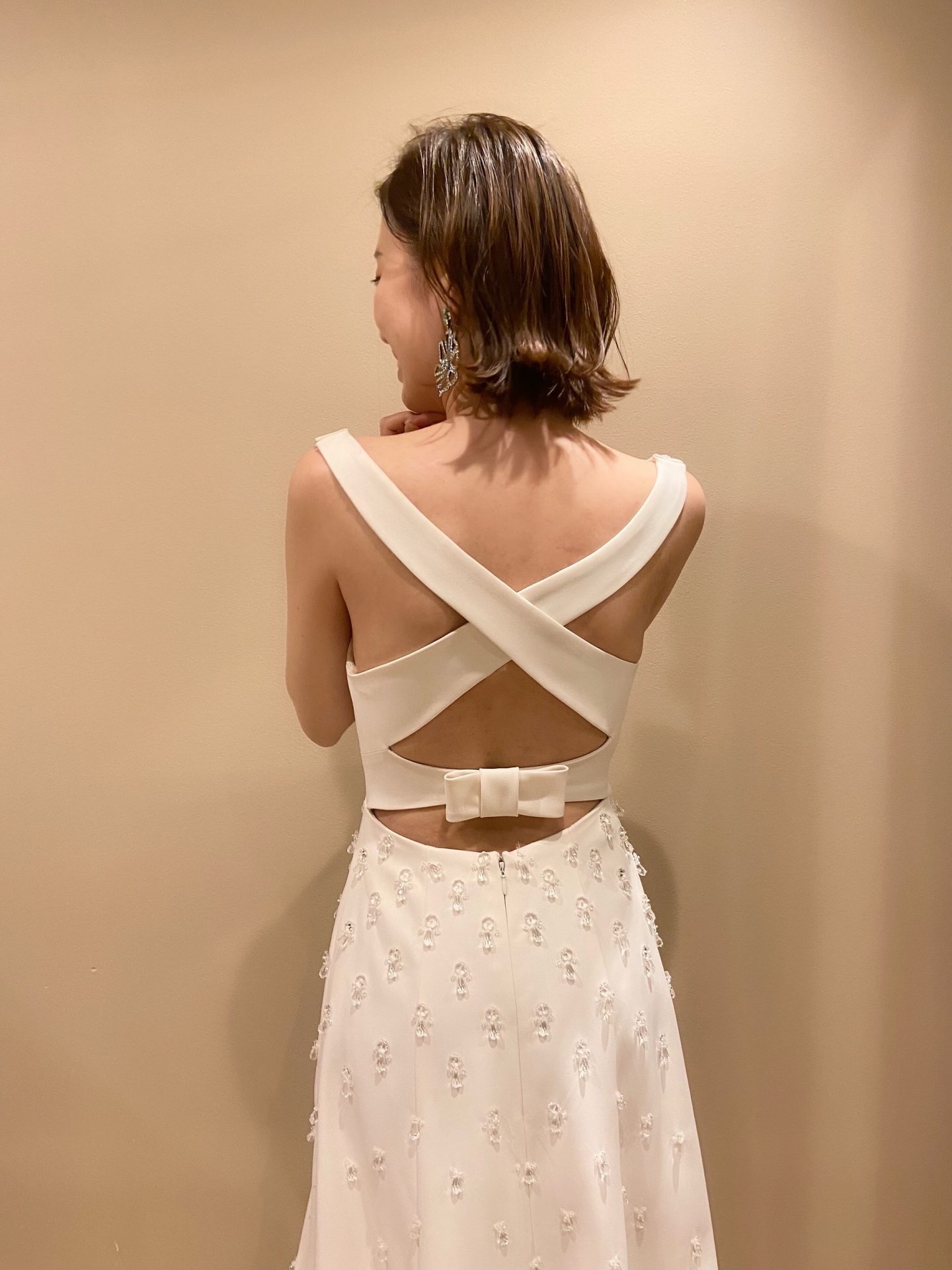 バッククロスのリボンがとても愛らしく印象的なドレスを身に纏うご新婦様