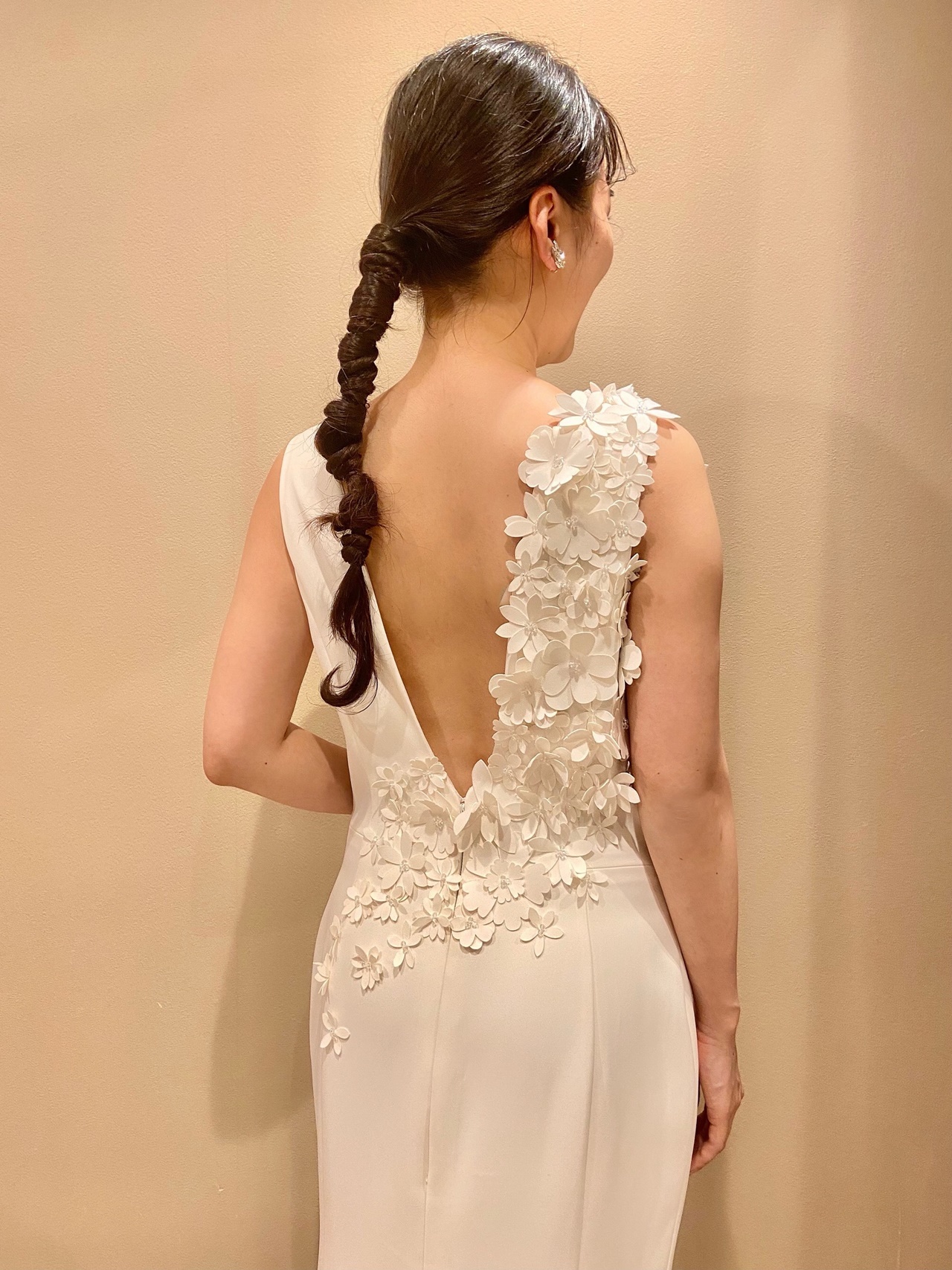 正面のフラワーモチーフとは対照的なVカットがとても女性らしいバックデザイン