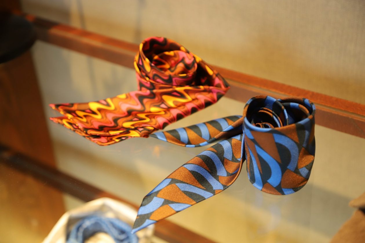 ＜Robert Fraser（ロバート フレイザー）＞より、 コンテンポラリーアートにインスピレーションを受けた色柄のスカーフタイです。