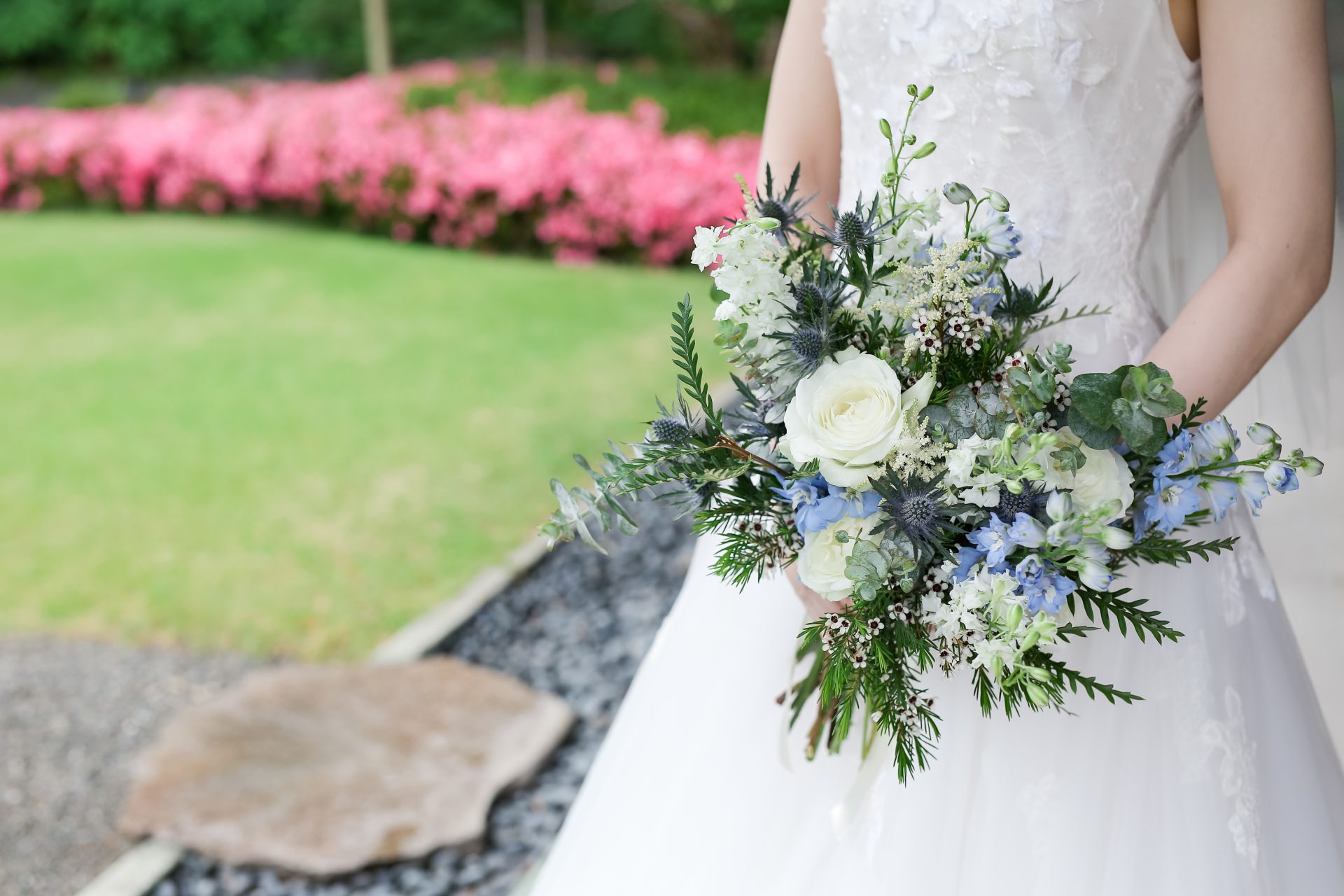 ウェディングドレスに合わせるナチュラルなブルーカラーのワイルドなブーケ