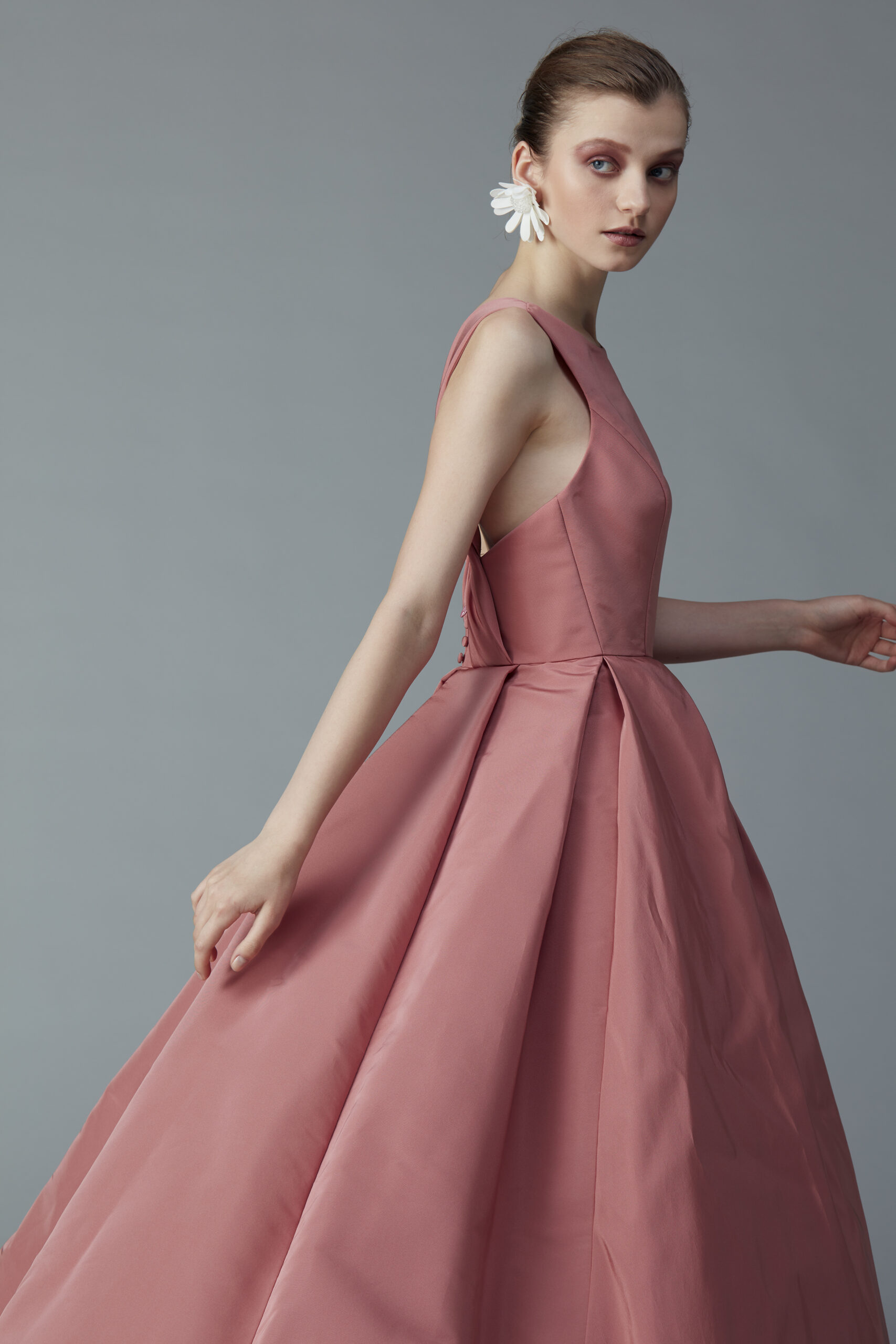 ザトリートドレッシング限定でお取り扱いしているAMSALE(アムサーラ)のオリジナルカラードレスのご紹介。