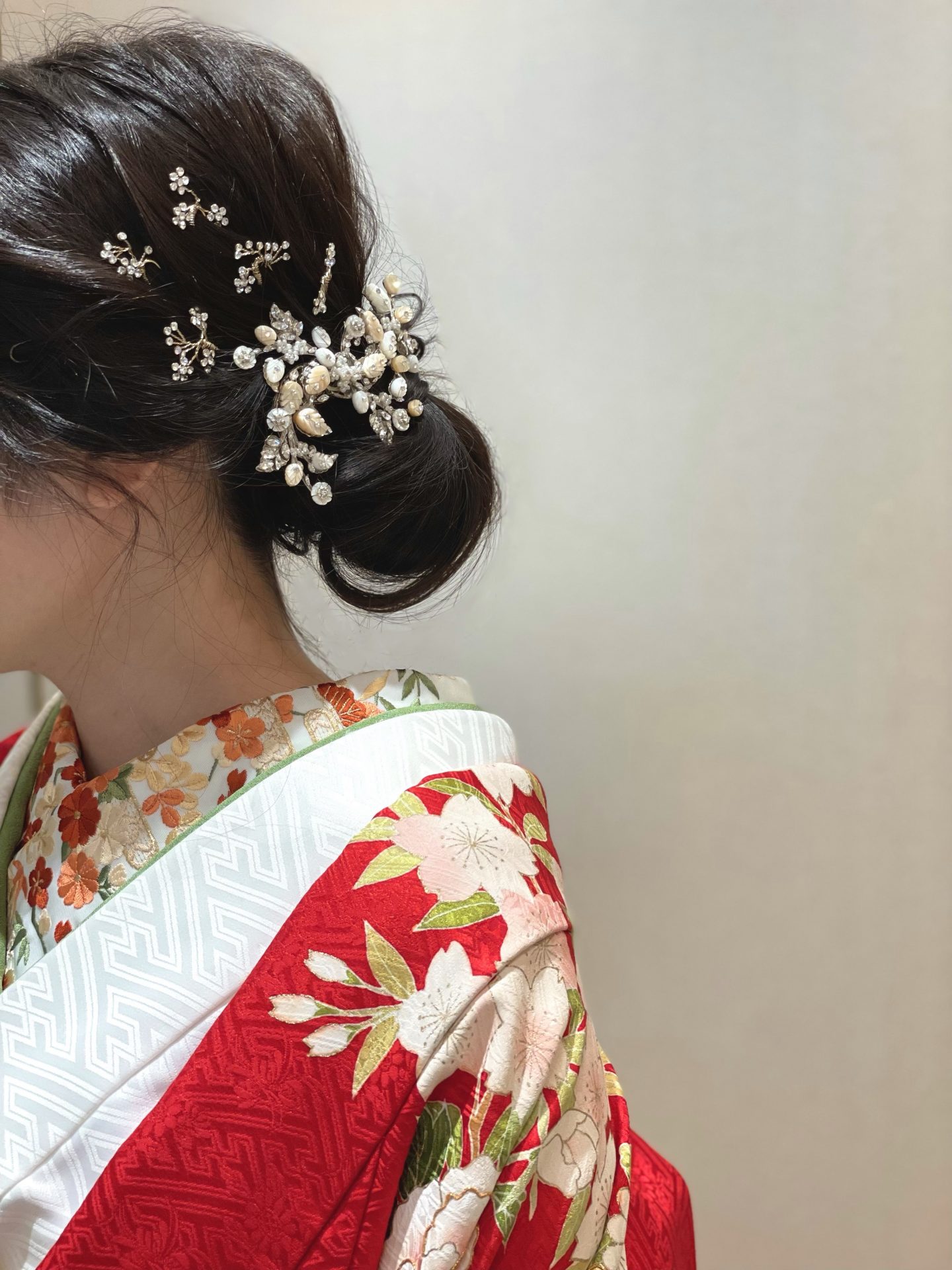 鶴見ノ森迎賓館におすすめの赤地の色打掛に合わせたお花のビジューのヘッドアクセサリー