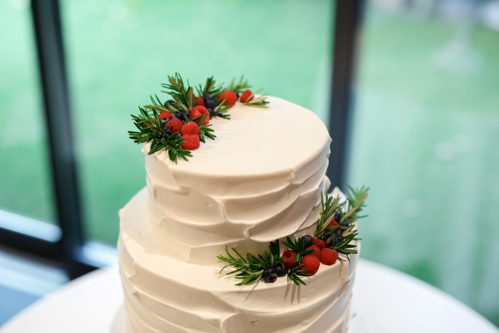 ウェディングケーキはシンプルミニマムにまとめてオシャレな印象に