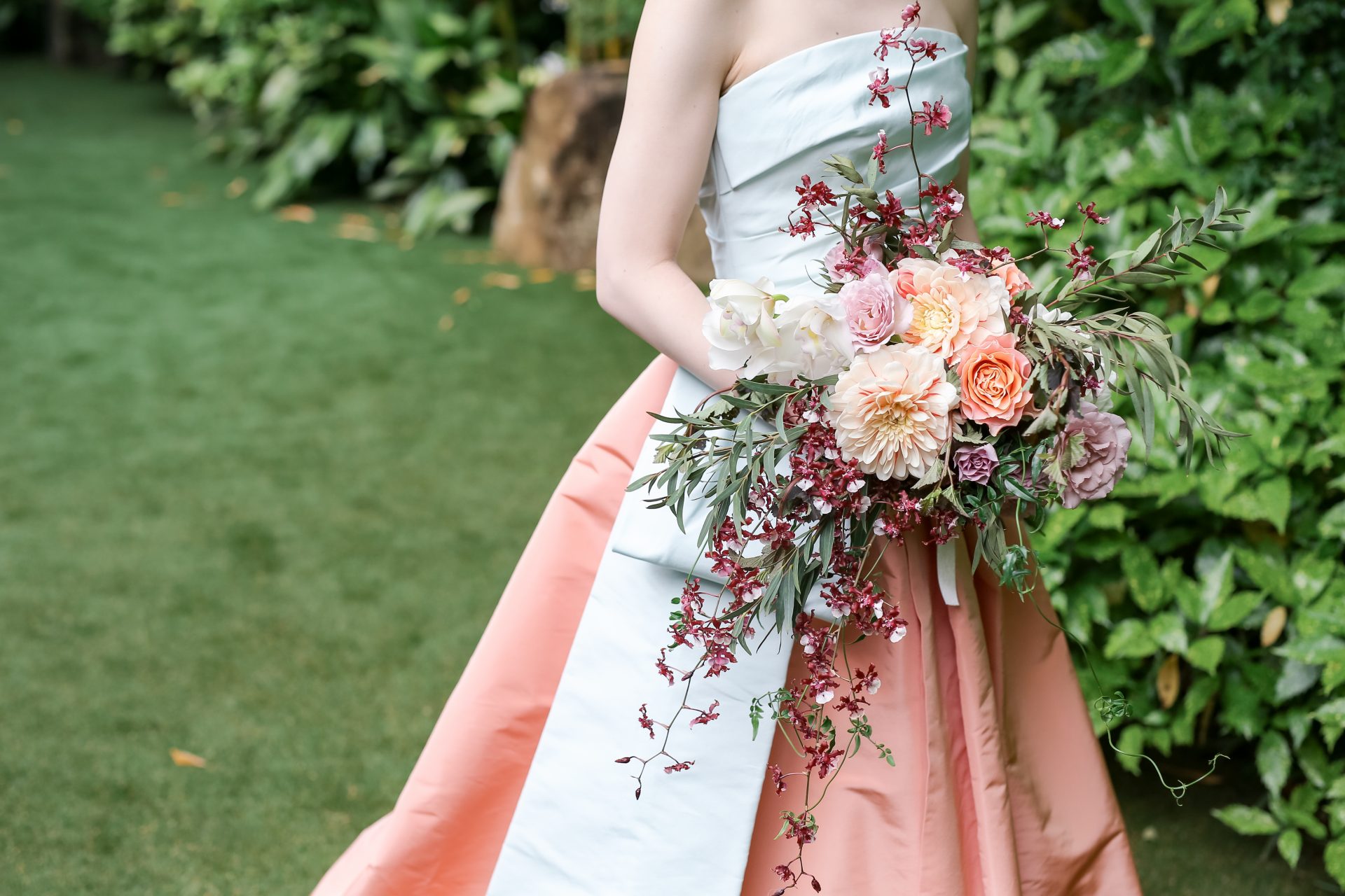 バイカラーが目を引くキャッチーでオシャレな印象のモニーク ルイリエのカラードレス