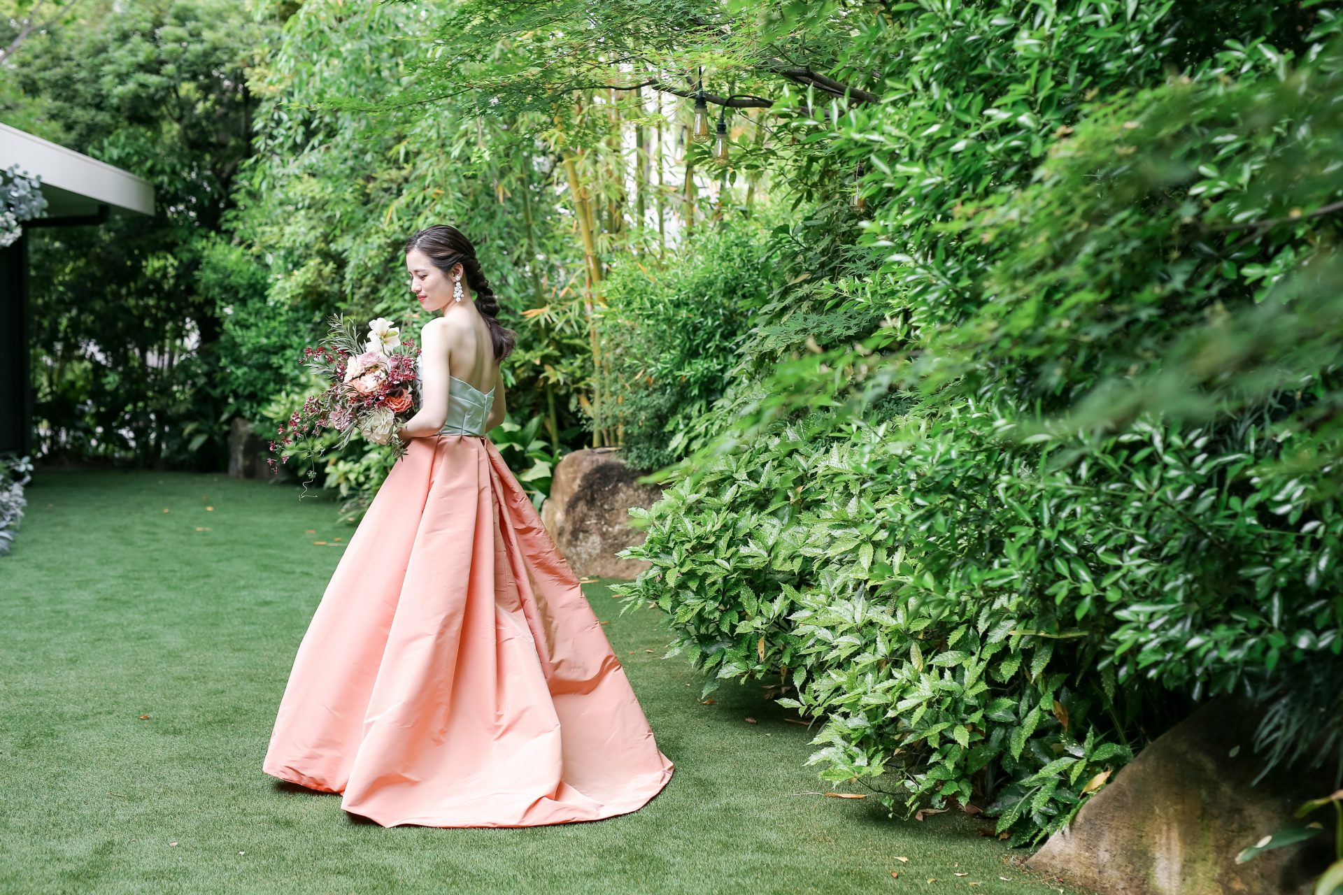 お色直しスタイルには編みおろしのヘアアレンジで抜け感を出してオシャレな印象に