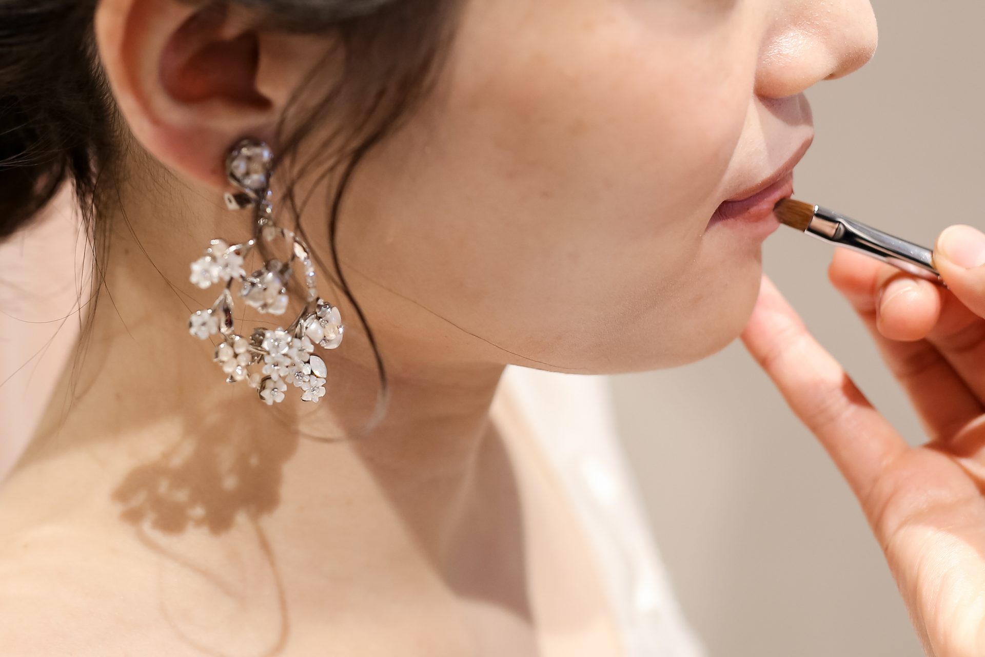 ウェディングトレスに合わせたお花がモチーフのシルバーイヤリング