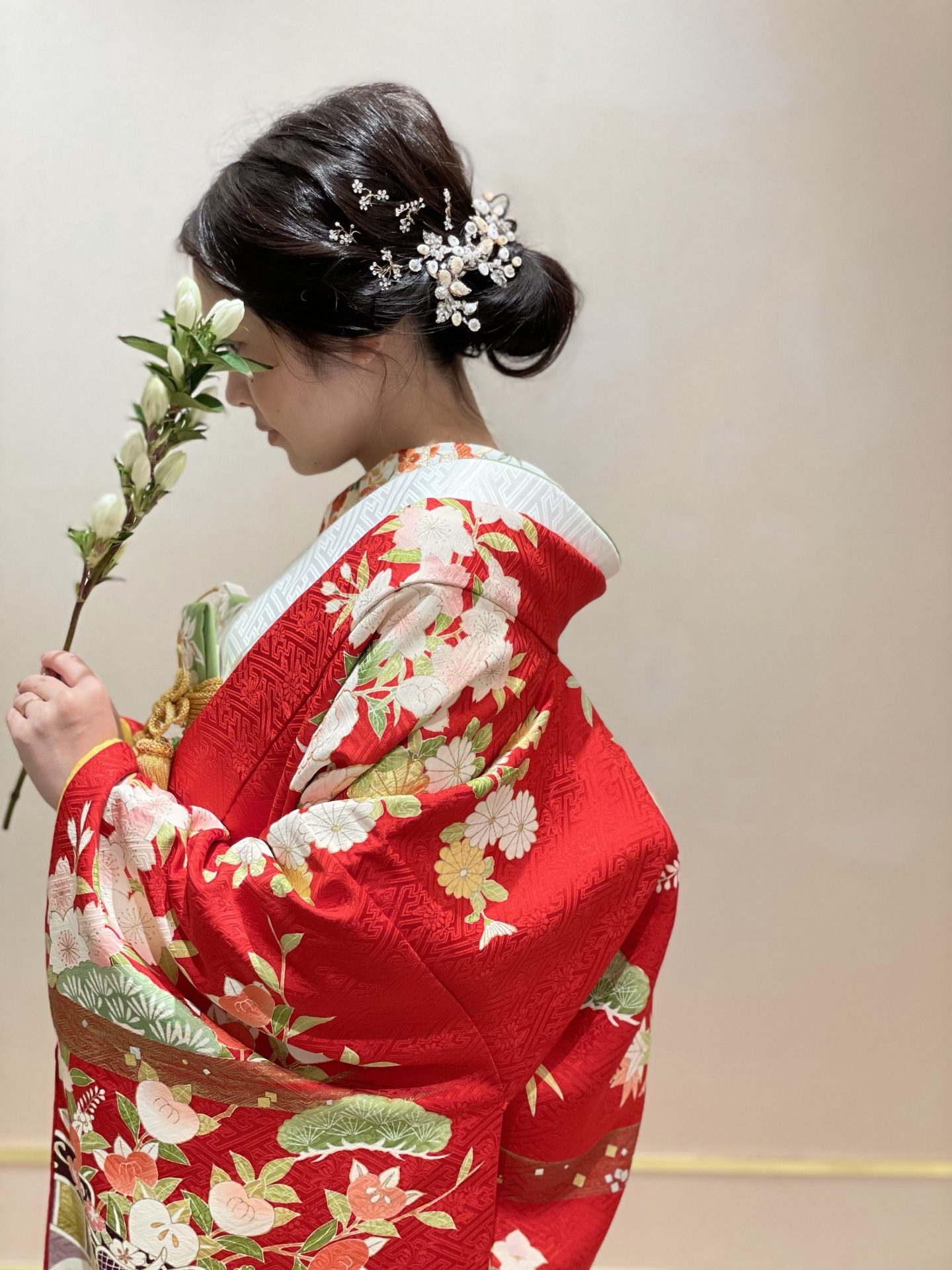 手描き友禅が美しい赤地の色打掛に合わせたザ・トリート・ドレッシング大阪店のヘッドアクセサリー