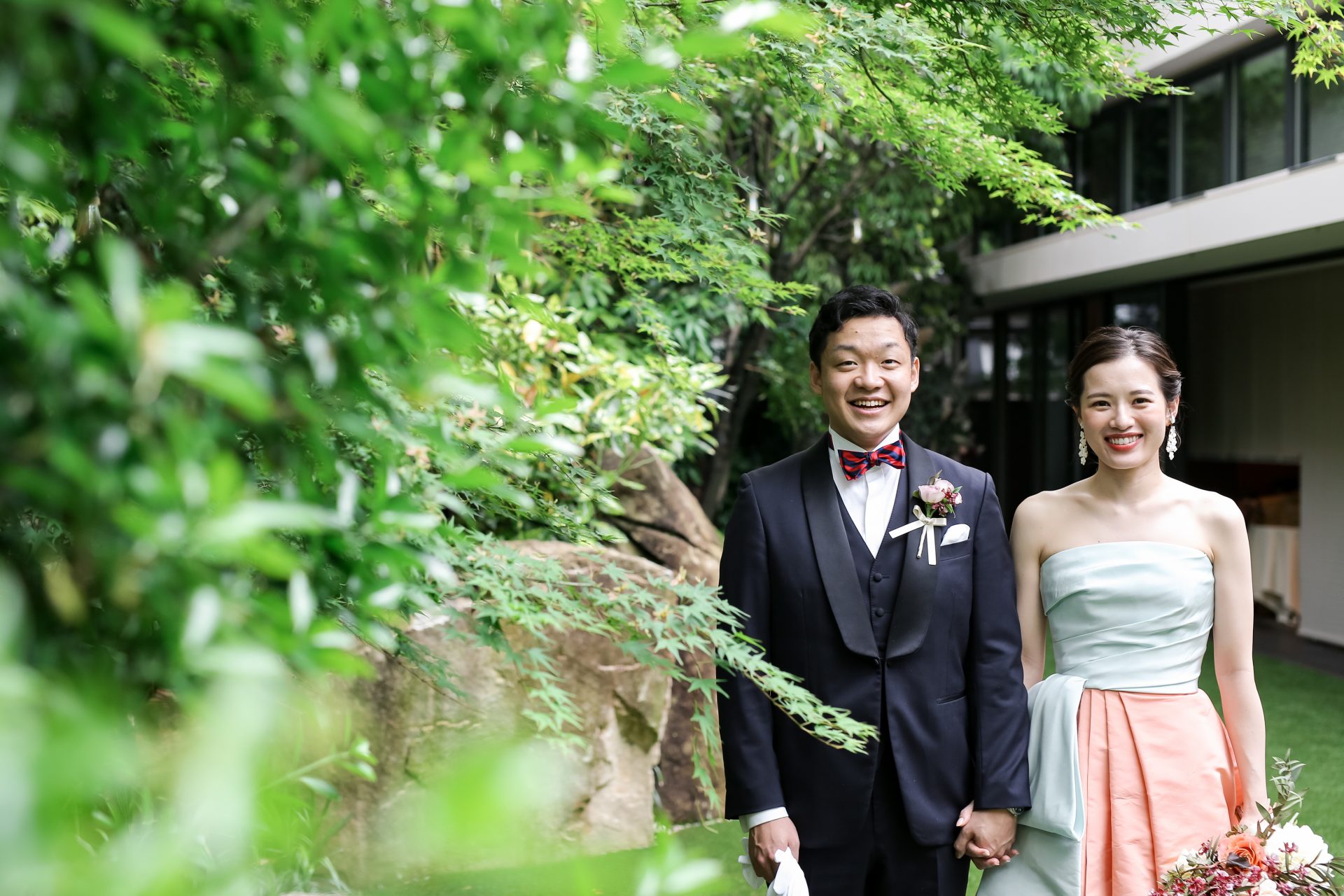 お色直しのスタイルは新婦様のカラードレスに合わせて新郎様のタイをチェンジ