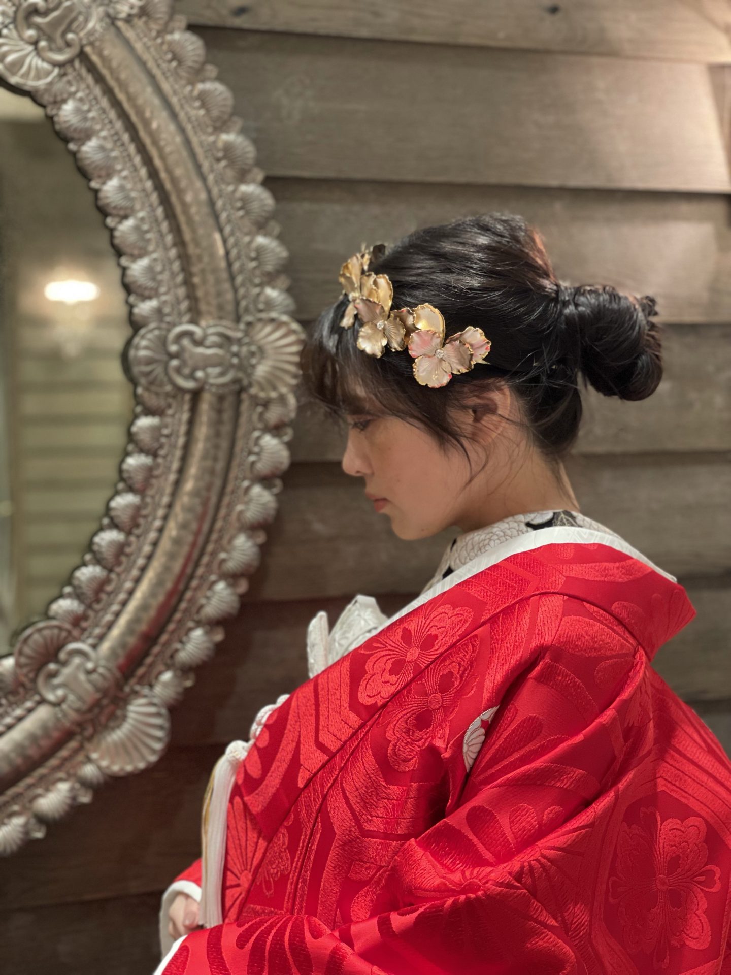 お色直し衣裳におすすめの赤地の色打掛にカチューシャを合わせたスタイル