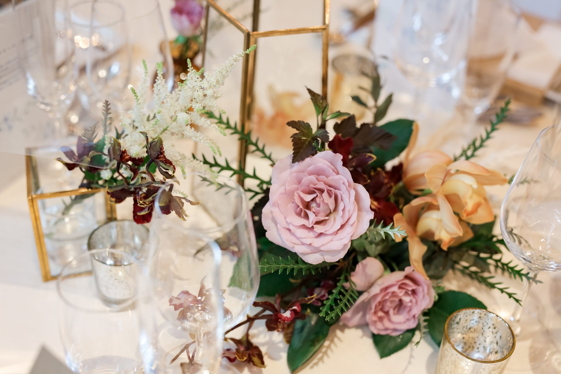 結婚式のテーブルコーディネートはくすみピンクにオレンジカラーを合わせてナチュラルフェミニンな印象に