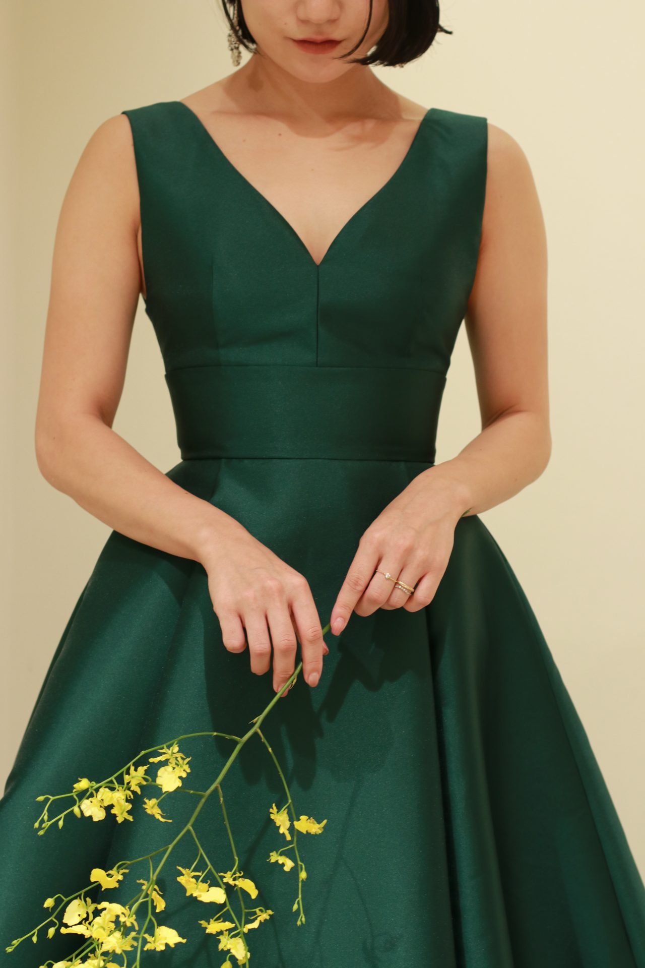 トリートドレッシングがおすすめする、光沢のある生地の重厚感とお体を綺麗にみせる美しいAラインが特徴の新作カラードレスは、提携会場であるパレスホテル東京の広い披露宴会場でも圧倒的な存在感を放ちます