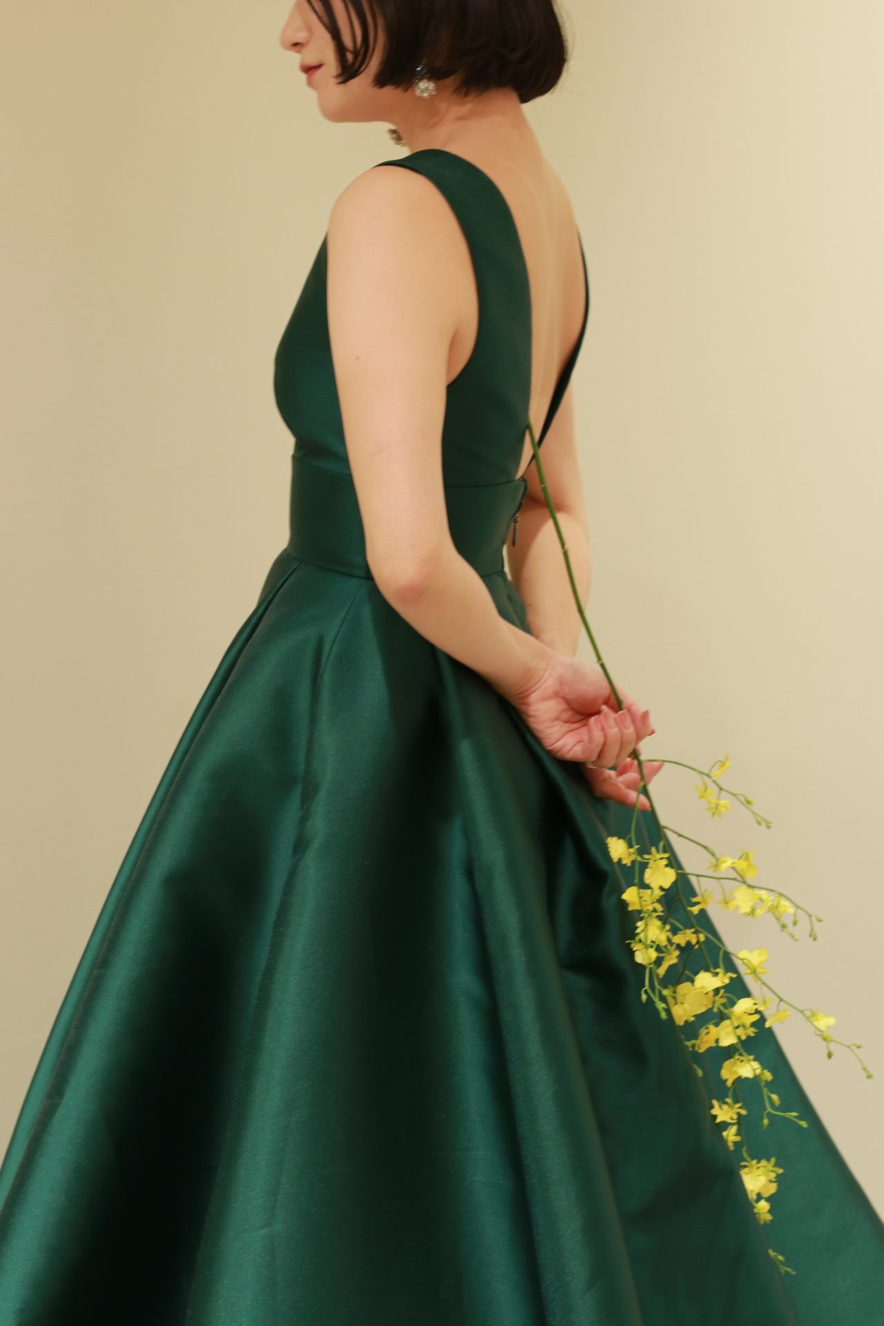 サテン生地が美しいグリーンのカラードレスは上品さと重厚感が落ち着いた大人っぽさを演出し、上質なホテルウエディングやロマンティックなナイトウエディングをイメージする花嫁様にも人気です