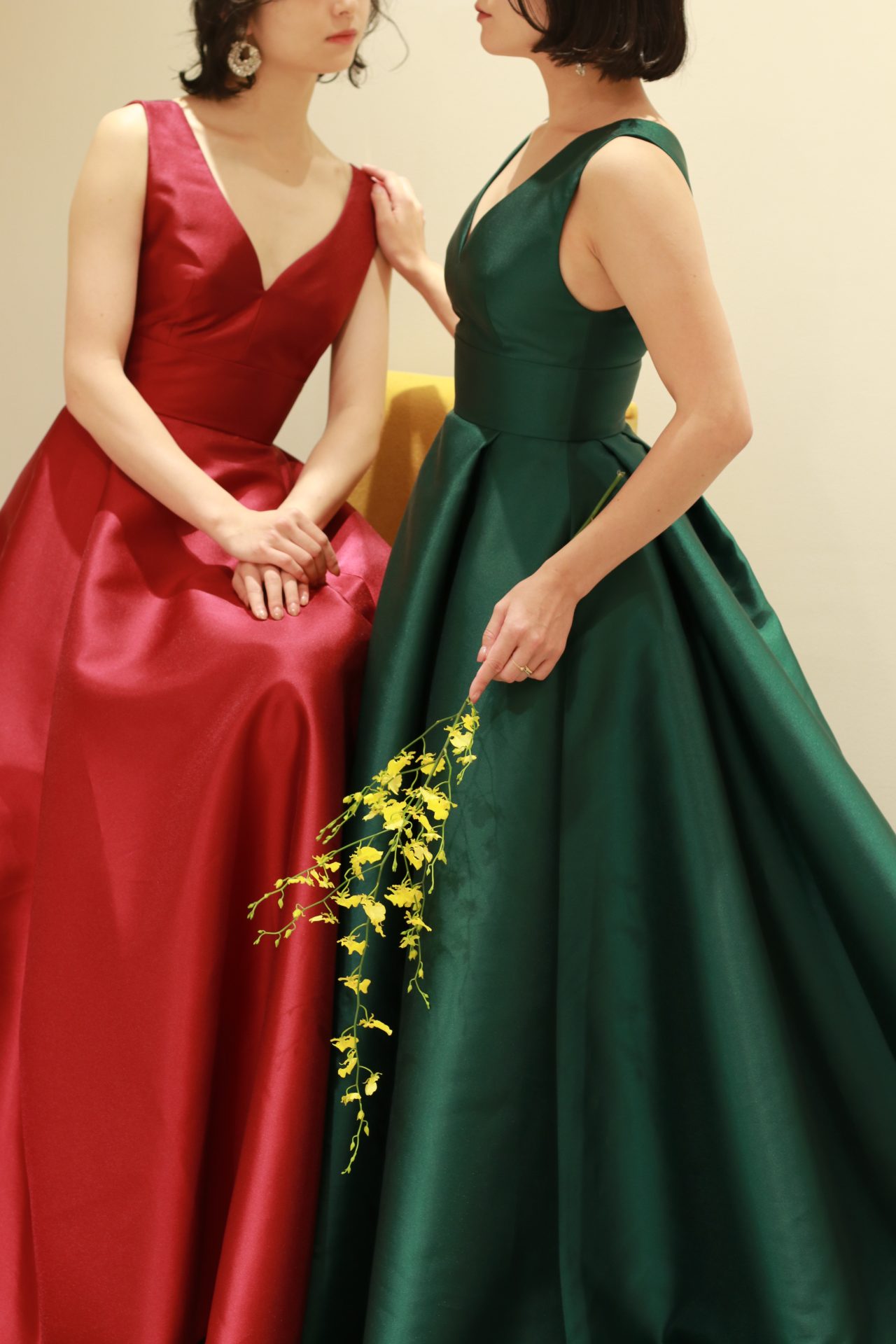 お洒落な花嫁様に人気のドレスショップ、THETREATDRESSINGアディション店からご紹介させていただくのは、ボルドーとグリーンのカラーリングとシルエットが美しいトリートメゾンの新作ドレスです