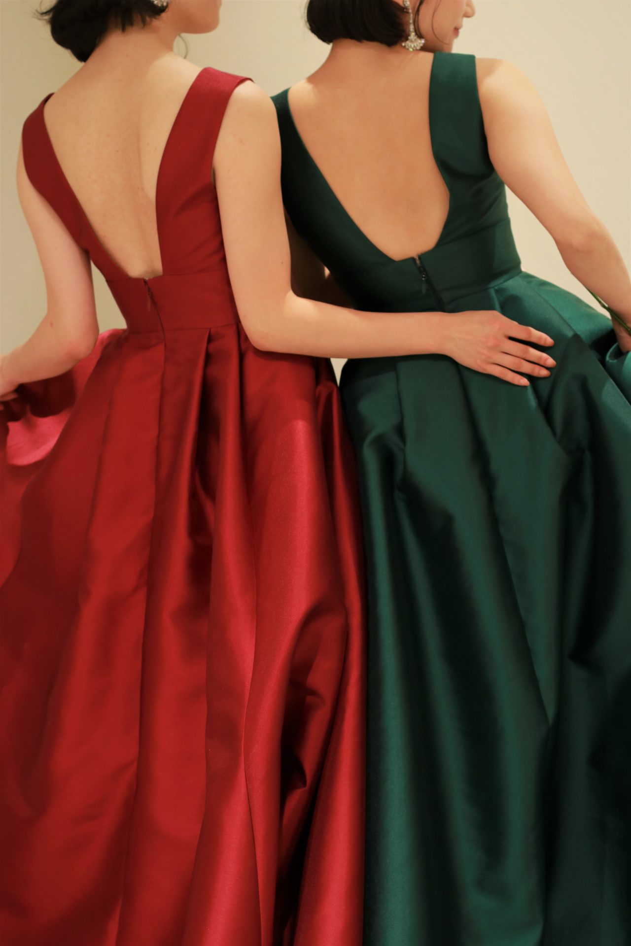 東京表参道にあるドレスショップ、トリートドレッシングからおすすめするのは、女性のお身体をしなやかに見せるシルエットと、バックコンシャスなカッティングが美しいトリートメゾンの新作カラードレスです