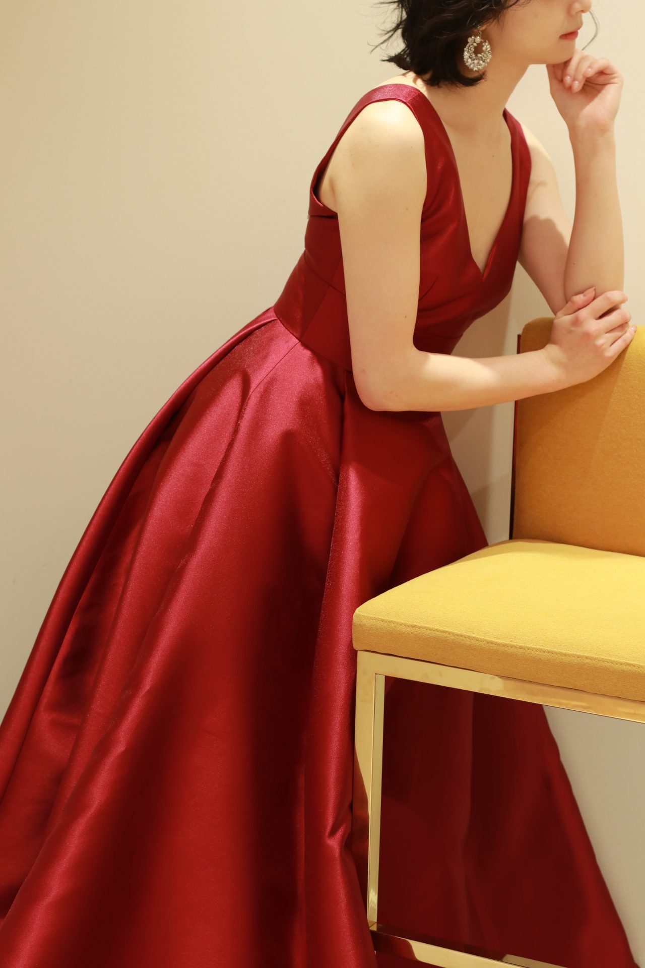 赤坂プリンスクラシックハウスの提携ドレスショップ、トリートがおすすめするのは、他にはないボルドーの色味がクラシックな印象で、木目調の建物にも映えるお洒落なカラードレスです