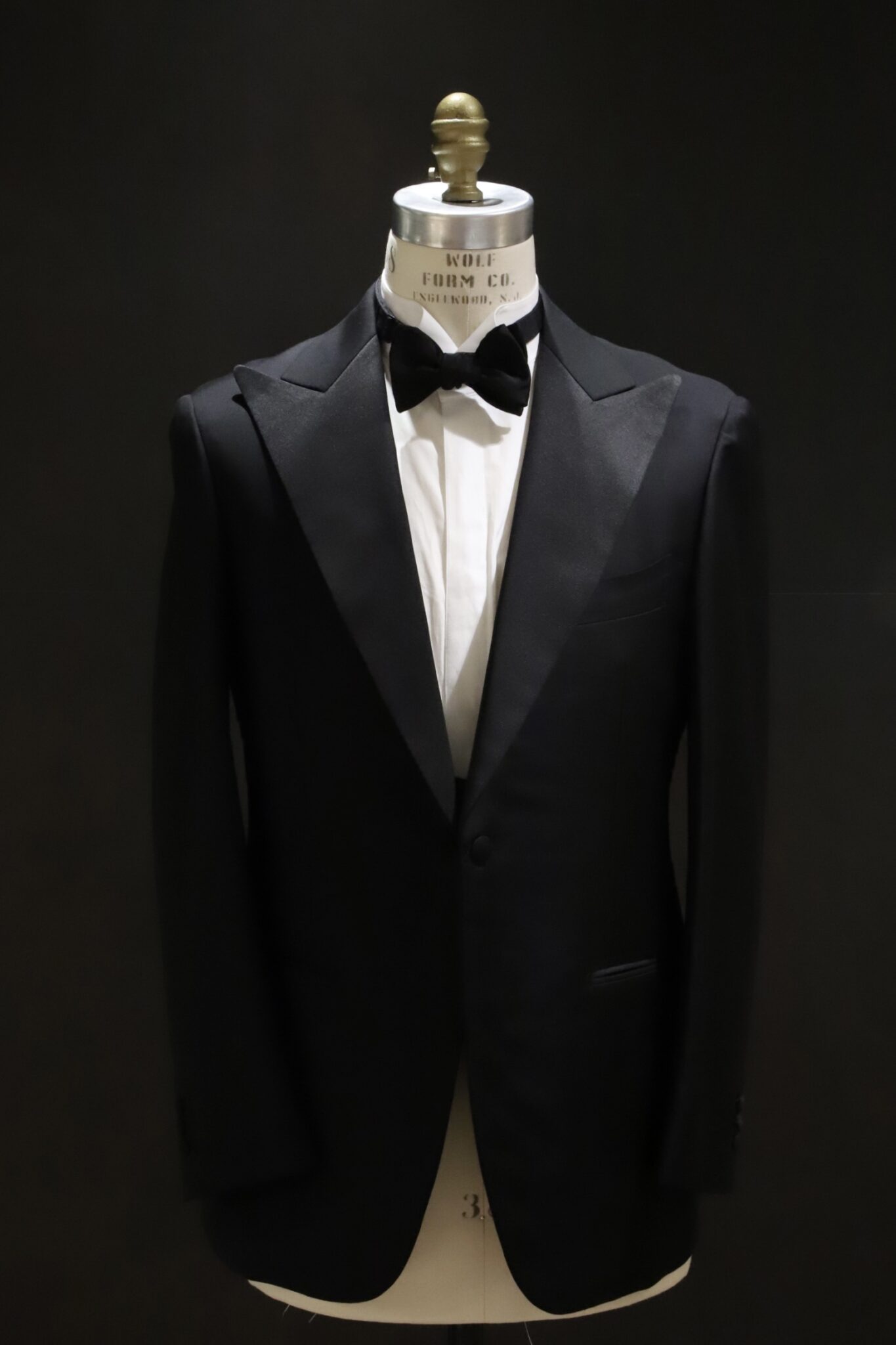 ザトリートドレッシングが日本のトップテーラーであるSARTORIA CICCIO(サルトリアチッチオ)とコラボレーションして作成したオーダータキシードは、フォーマル且つクラシックなデザインに拘っており、東京・表参道にあるトリートドレッシング アディション店にてお取り扱いしております