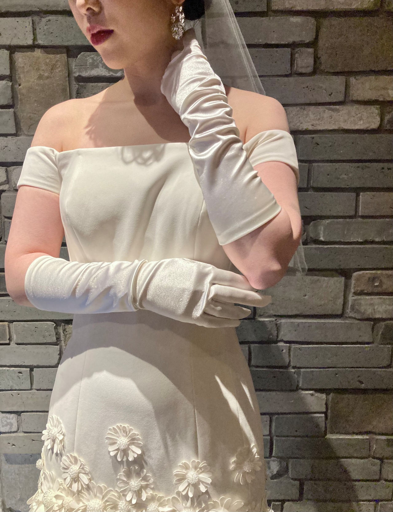 キリスト教式ではマストアイテムのサテングローブは、クラシカルでモードなコーディネートにおすすめ