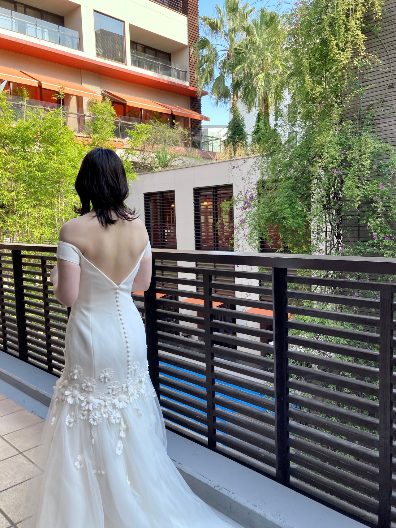 リラックスしたムードのナチュラルウェディングにはコンパクトなシルエットのウェディングドレスを選んで