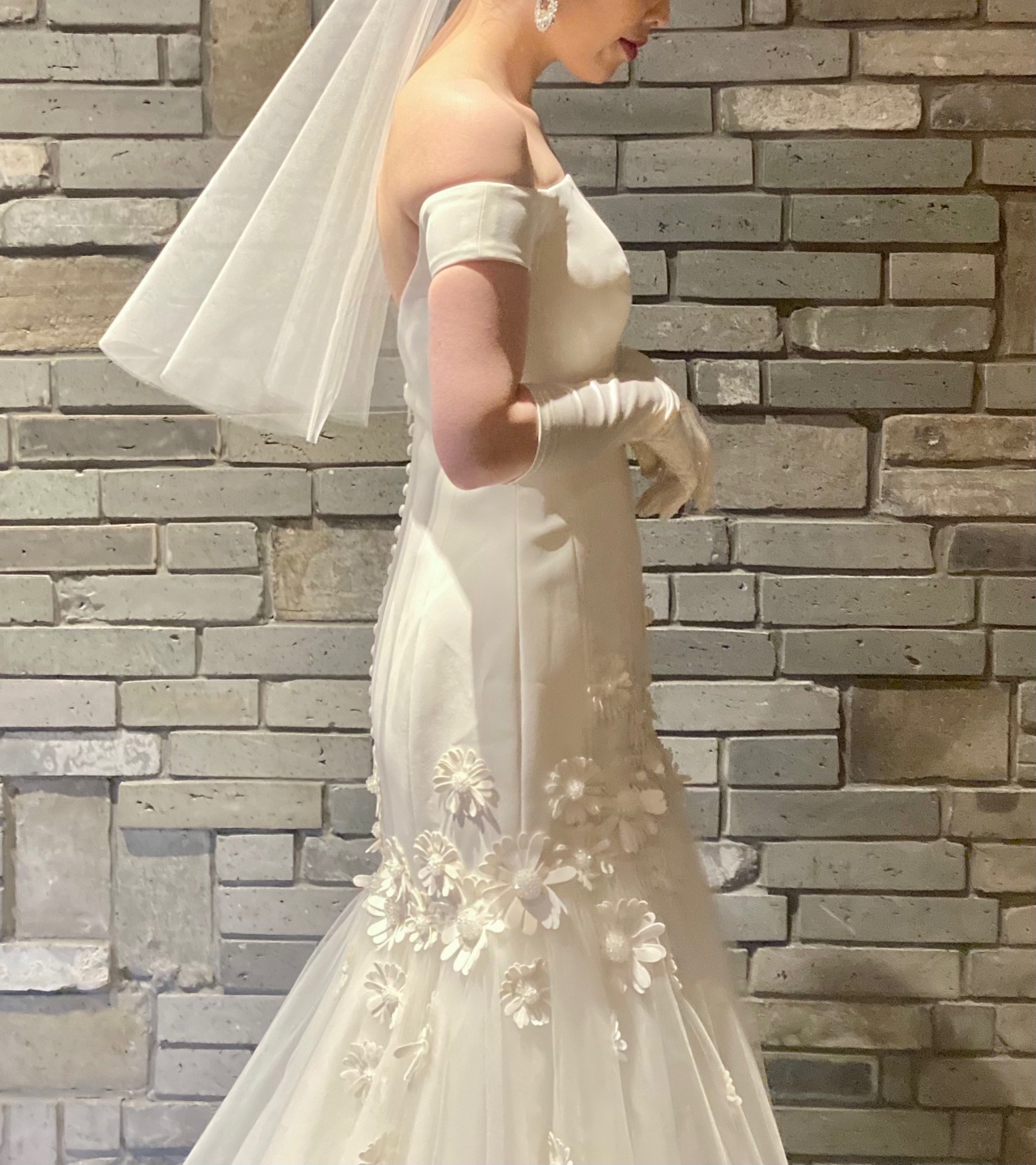 大振りのイヤリングとサテングローブでクラシカルでモードな花嫁に