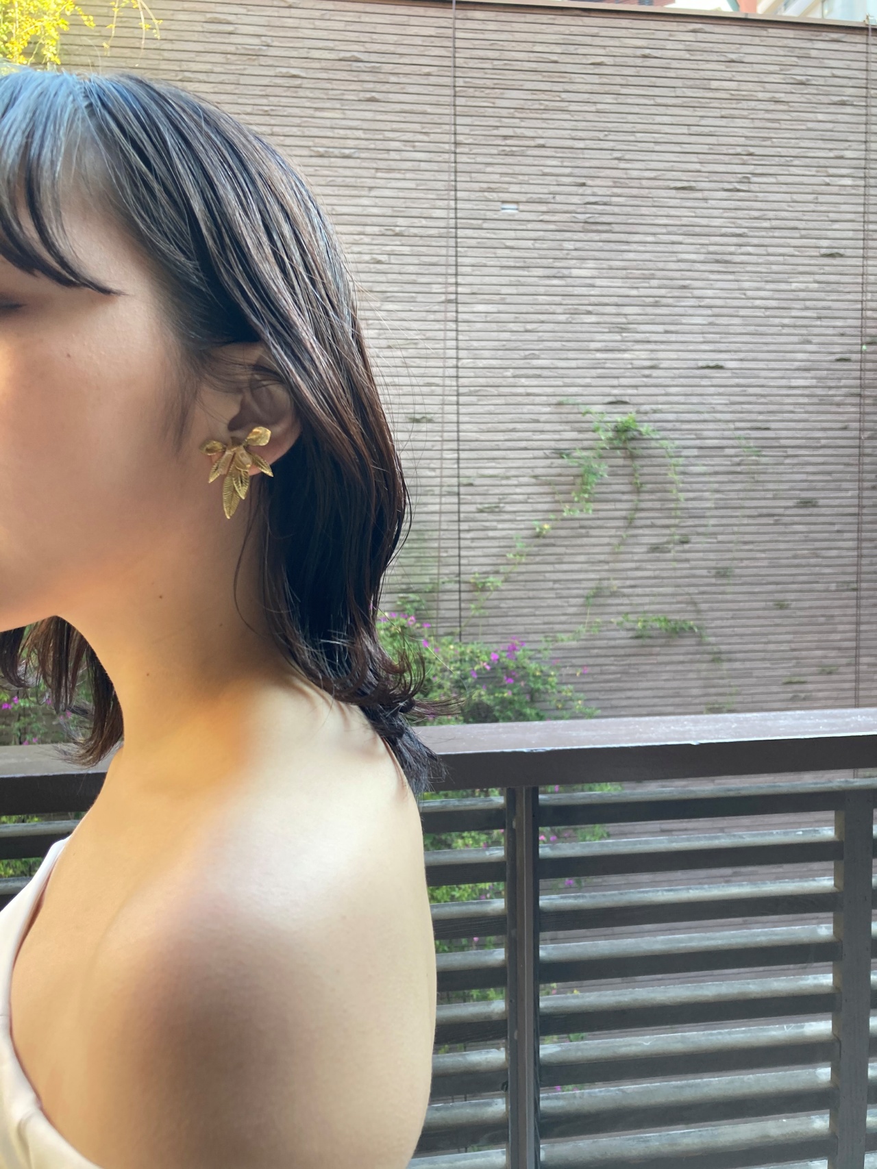 ゴールドのイヤリングはモードでおしゃれなコーディネートに仕上がります