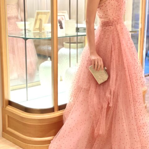 あえてブーケではなくクラッチバックで合わせてパーティーらしさを演出しワンランク上のコーディネートを叶えて頂けます