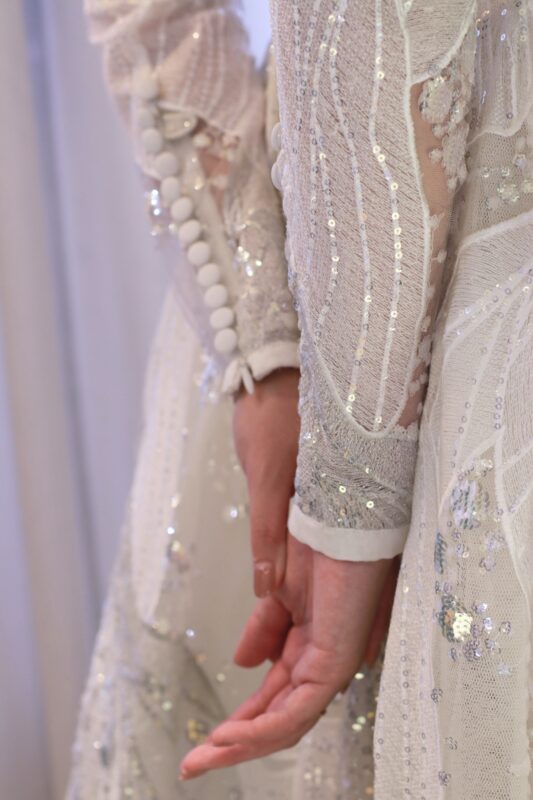 THE TREAT DRESSING ADDITION店に入荷したエリーサーブ ブライドのウェディングドレスは、ブランドが得意とするオートクチュールの技巧により繊細で大胆な装飾が施されています