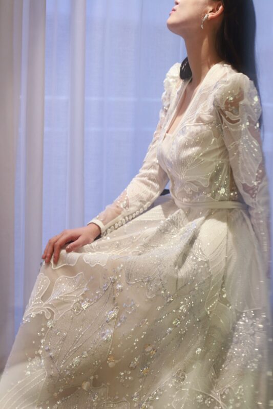 少人数での結婚式がスタンダードになりつつなる今、インポートのウェディングドレスを纏いアーティスティックな前撮りでの写真を用い、SNSで結婚報告をする方が増えています