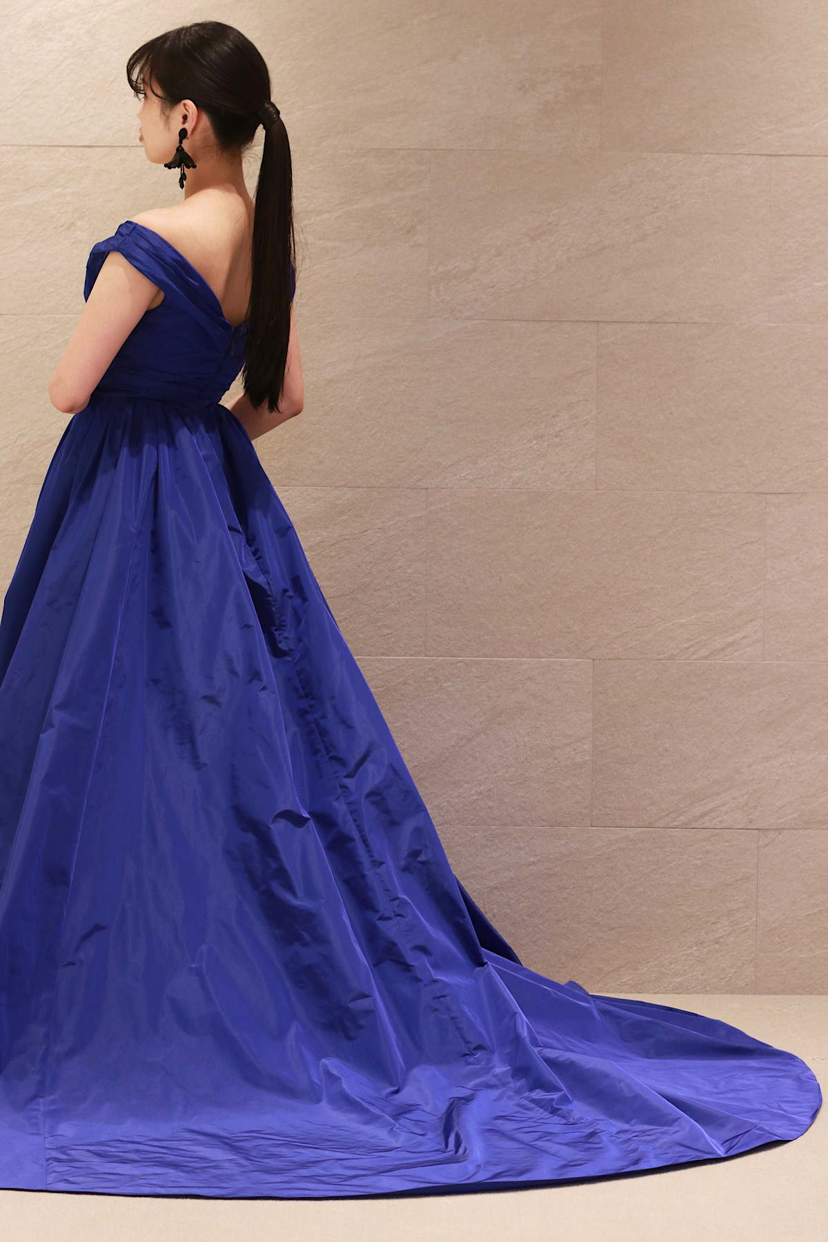 トリート メゾンの新作、ブルーのオフショルダーカラードレス