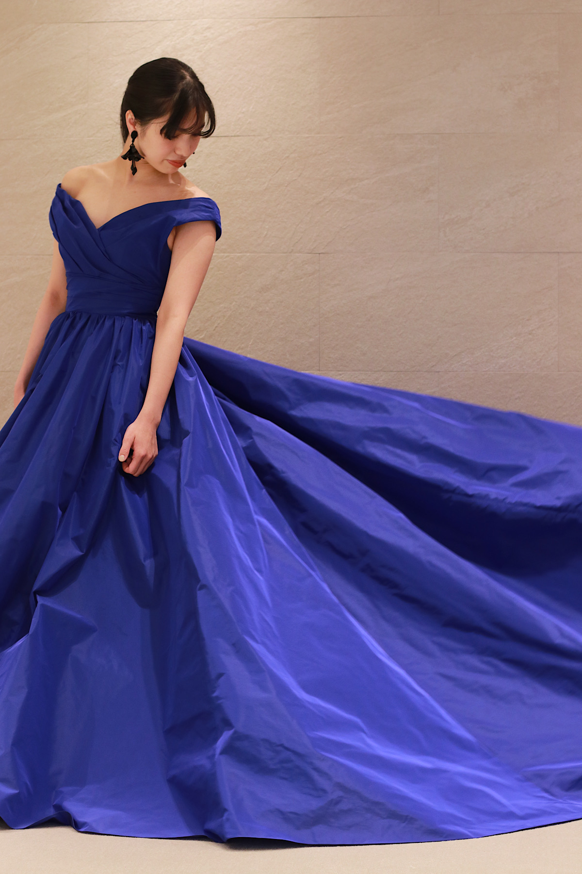 トリート メゾンの新作、ブルーのオフショルダーカラードレス
