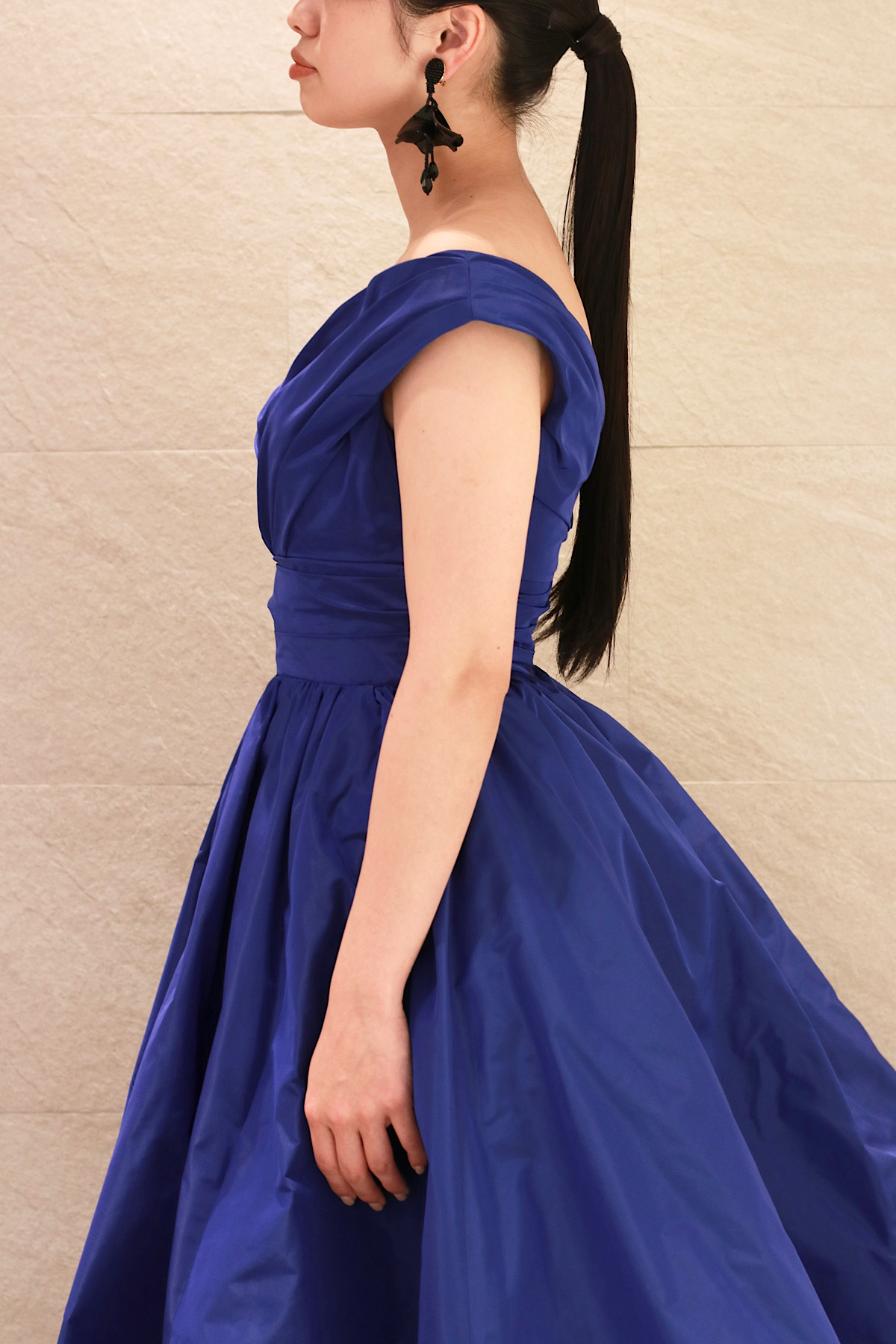 トリート メゾンの新作、ブルーのオフショルダーカラードレス