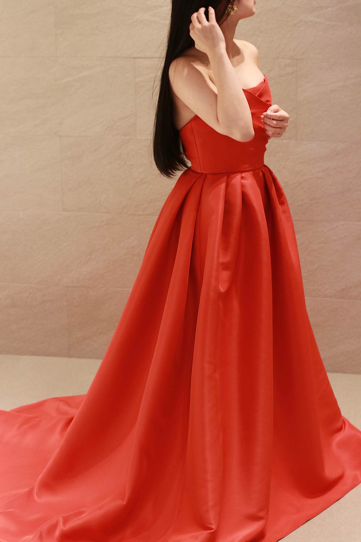 トリート メゾンの新作、大胆なビビットカラーが目を惹くオレンジのカラードレス