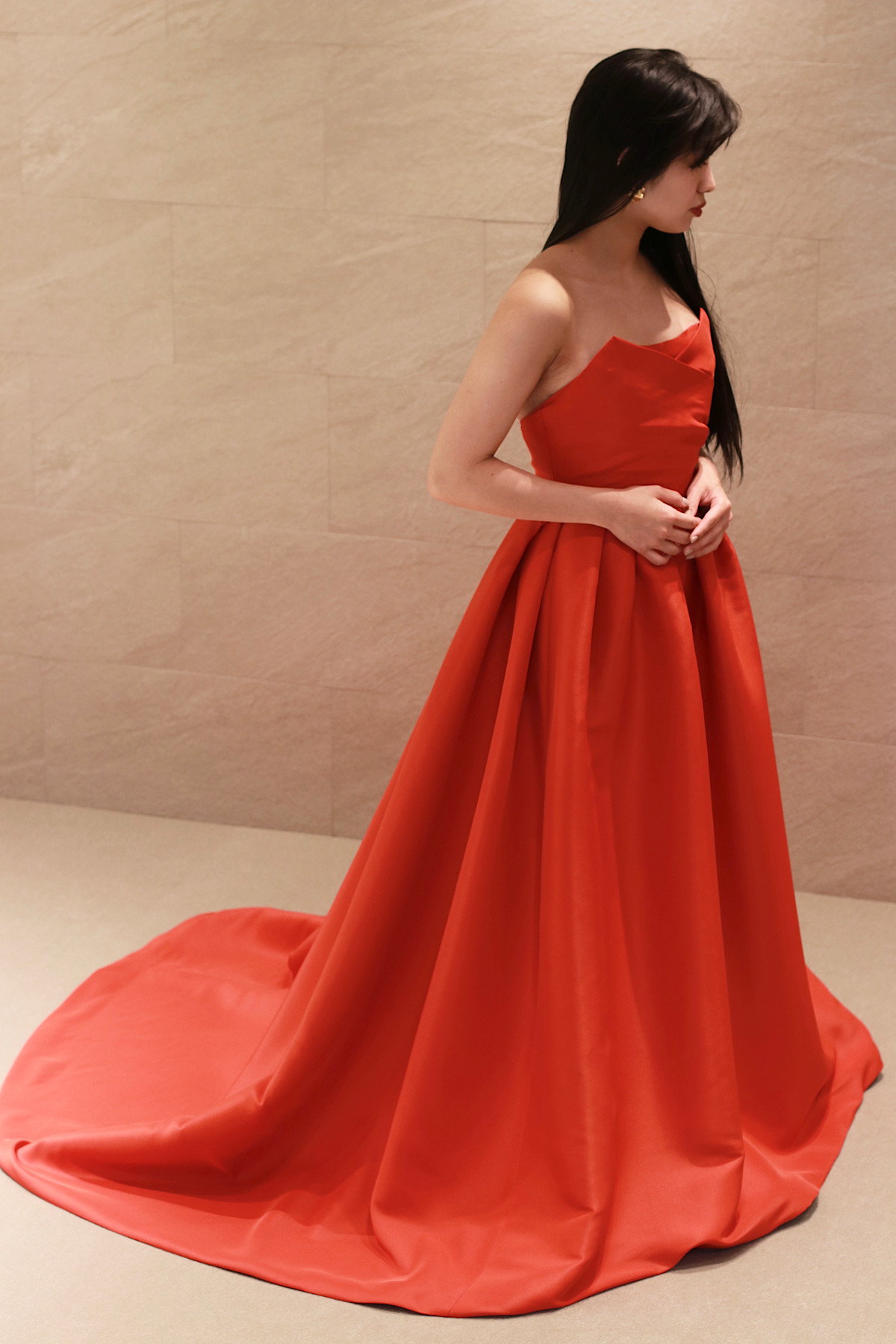 トリート メゾンの新作、大胆なビビットカラーが目を惹くオレンジのカラードレス